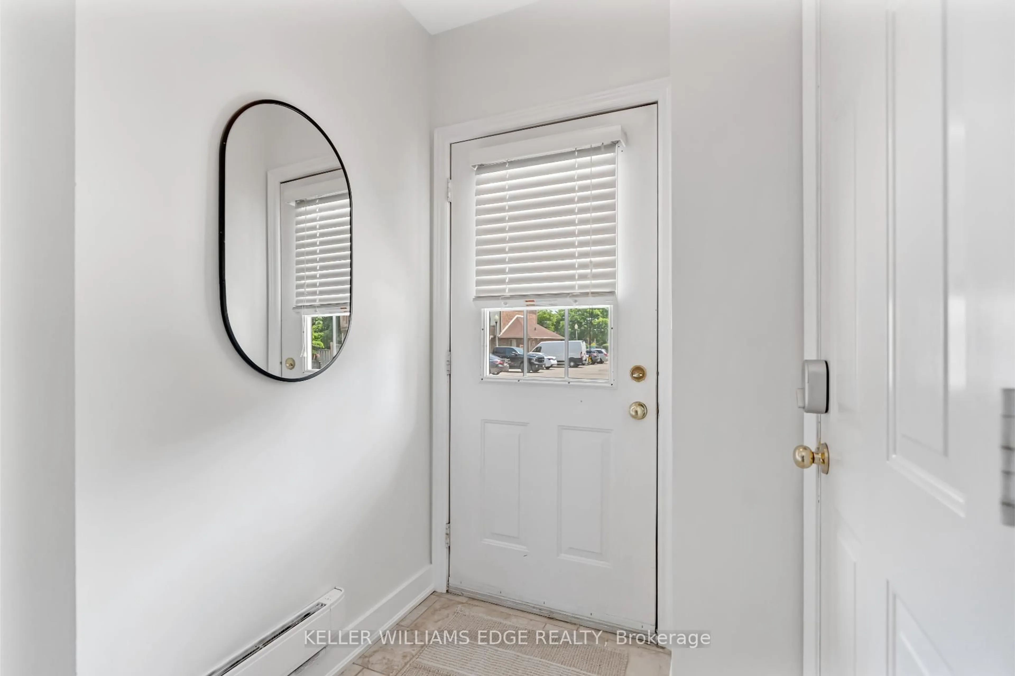 Indoor entryway for 4045 Upper Middle Rd #46, Burlington Ontario L7M 4S9