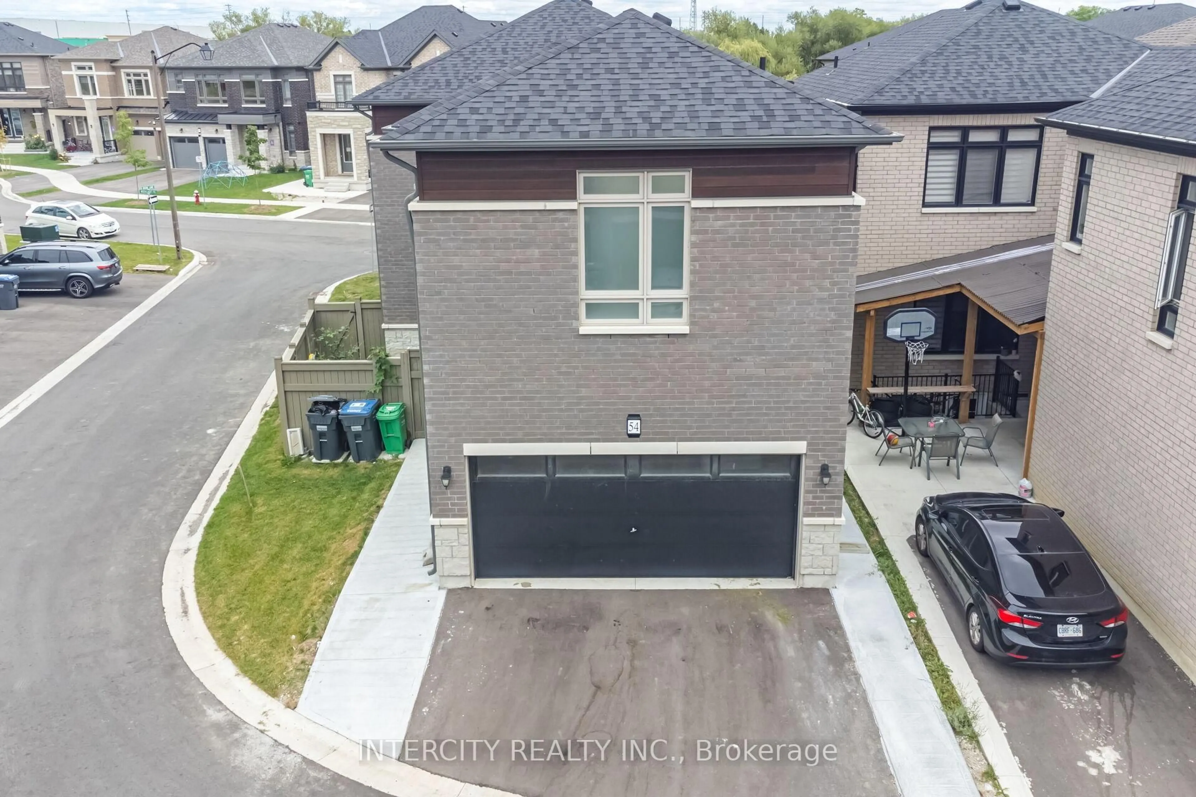 A pic from outside/outdoor area/front of a property/back of a property/a pic from drone, street for 54 Moorcroft Pl, Brampton Ontario L6P 4P7