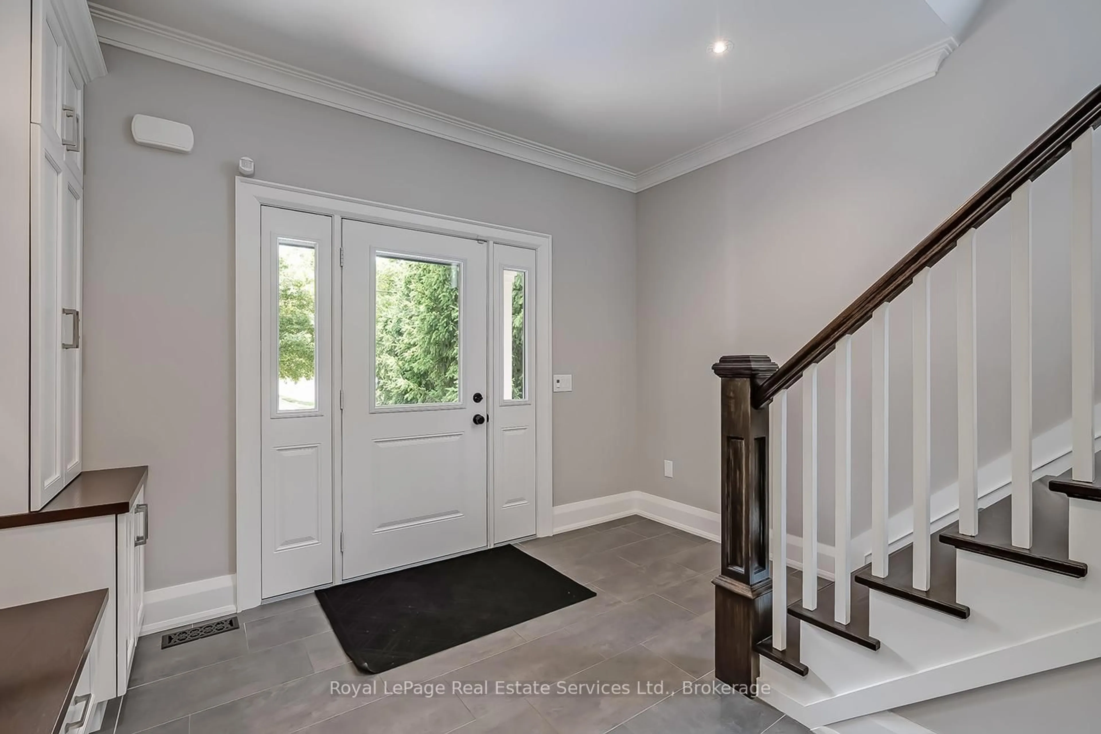 Indoor entryway for 431 Inglehart St, Oakville Ontario L6J 3J5