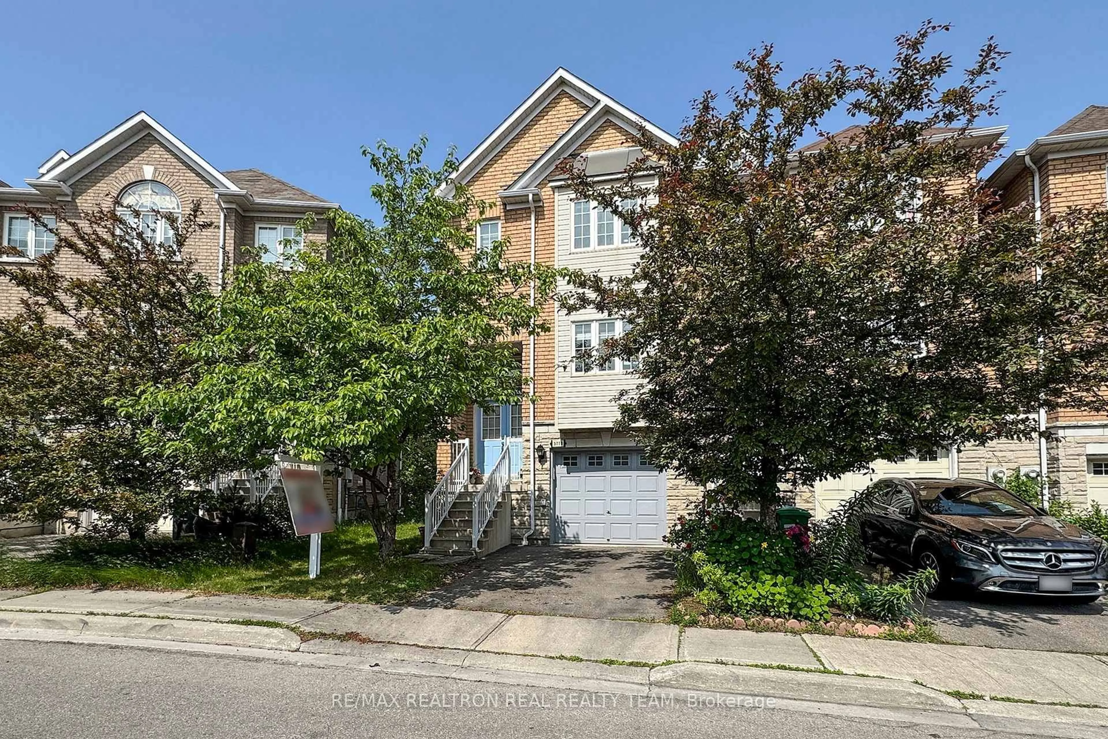 A pic from outside/outdoor area/front of a property/back of a property/a pic from drone, street for 5773 Tiz Rd, Mississauga Ontario L5R 0B4