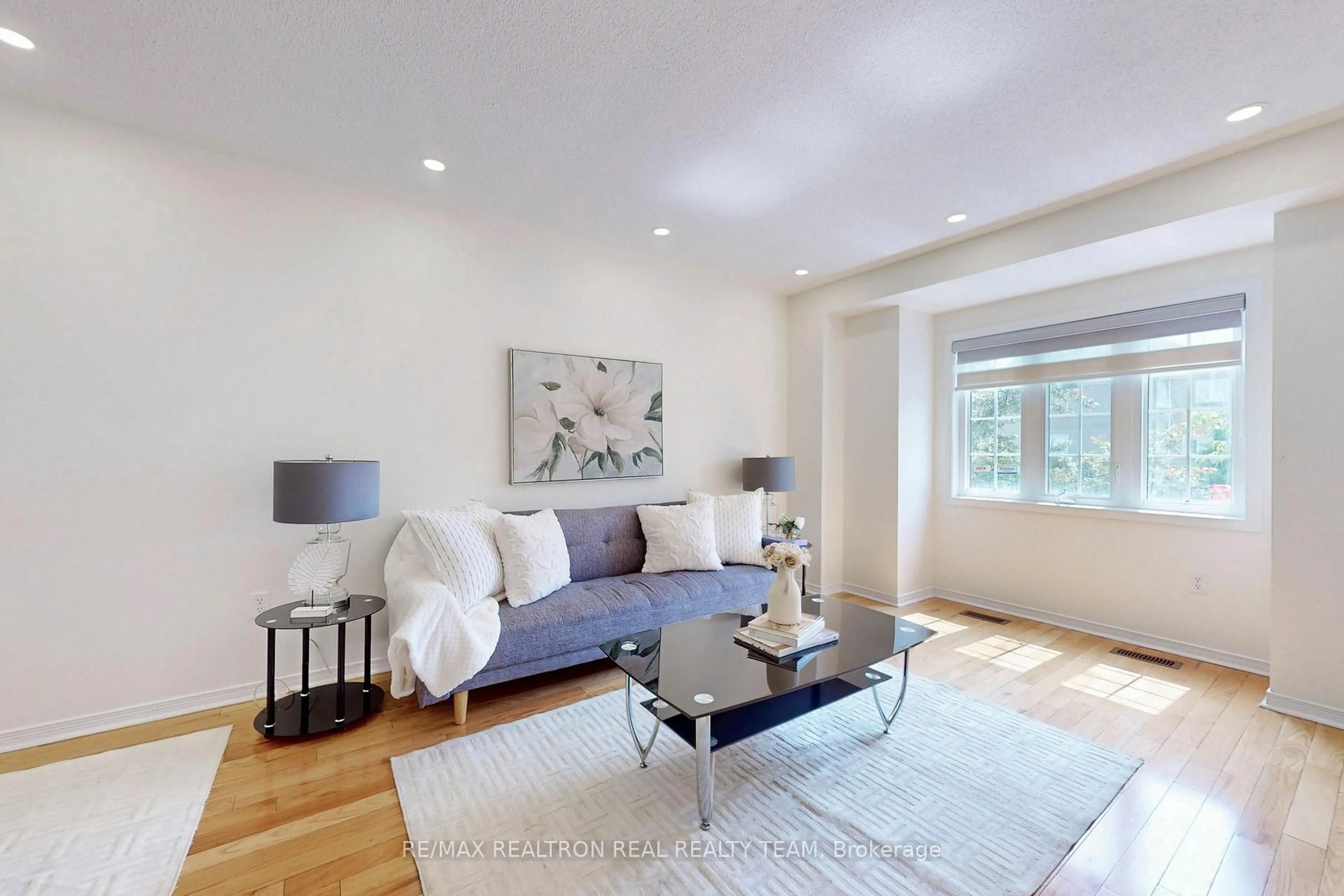 Living room with furniture, wood/laminate floor for 5773 Tiz Rd, Mississauga Ontario L5R 0B4