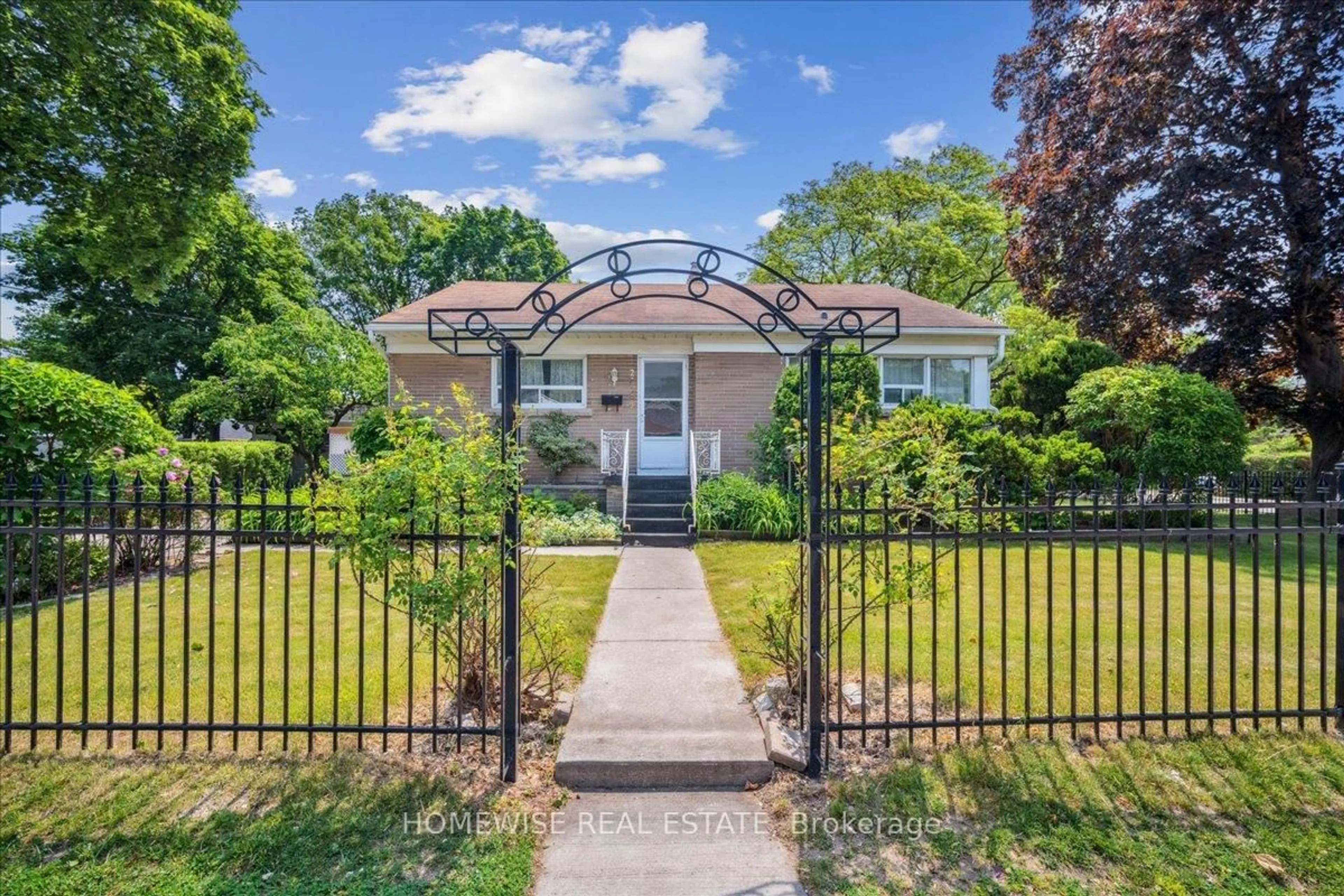 A pic from outside/outdoor area/front of a property/back of a property/a pic from drone, street for 2182 Courtland Dr, Burlington Ontario L7R 1S3