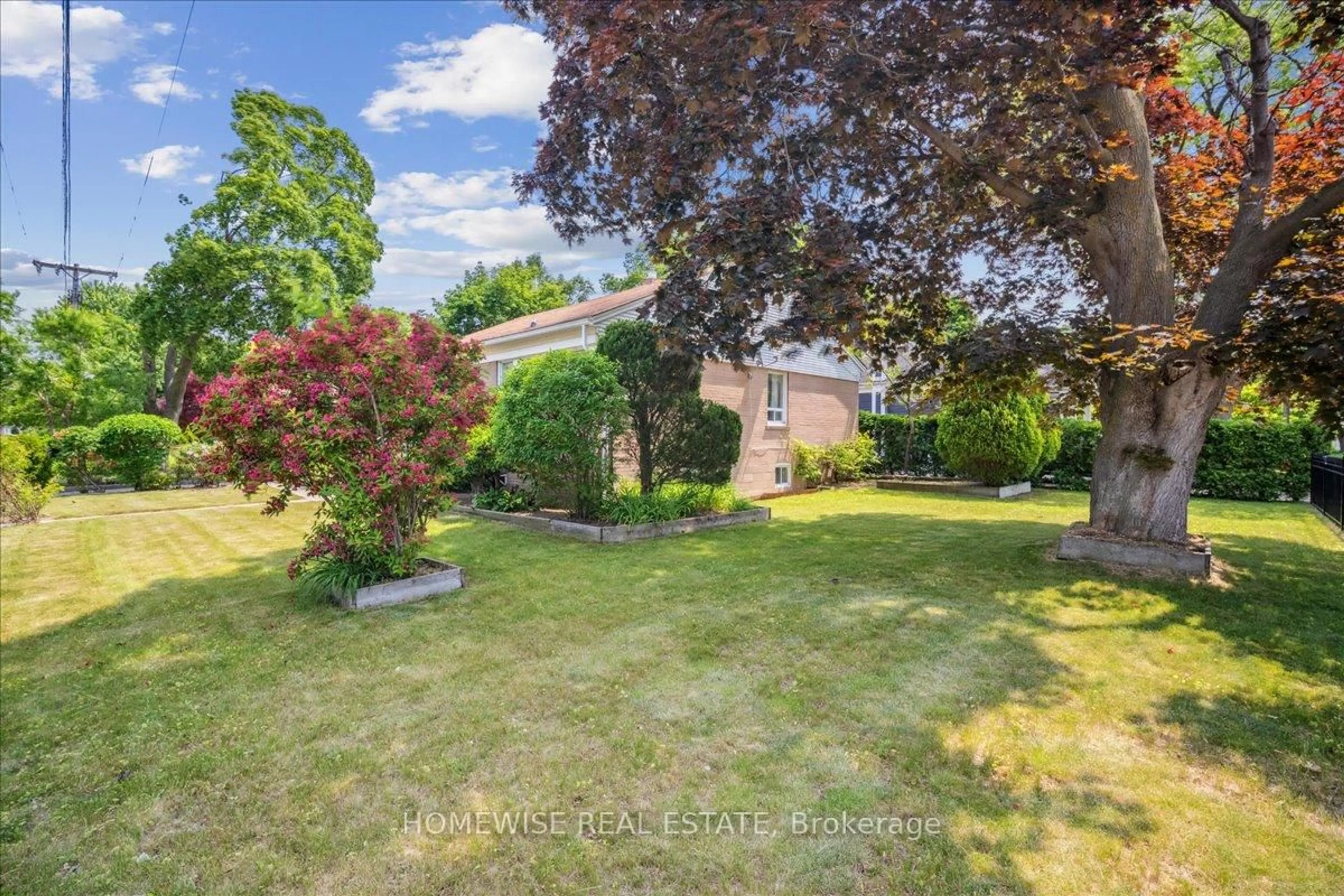 A pic from outside/outdoor area/front of a property/back of a property/a pic from drone, street for 2182 Courtland Dr, Burlington Ontario L7R 1S3