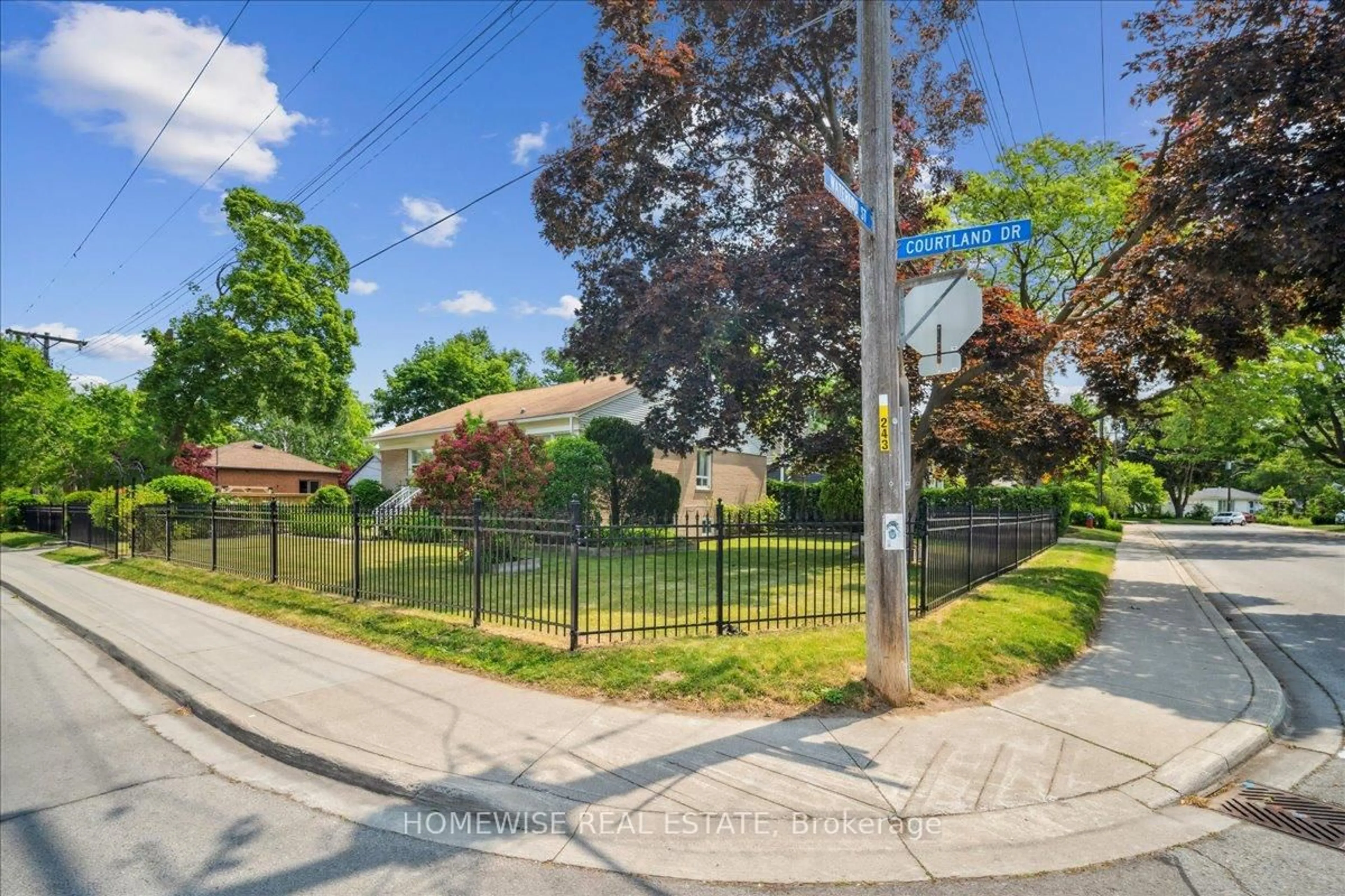 A pic from outside/outdoor area/front of a property/back of a property/a pic from drone, street for 2182 Courtland Dr, Burlington Ontario L7R 1S3