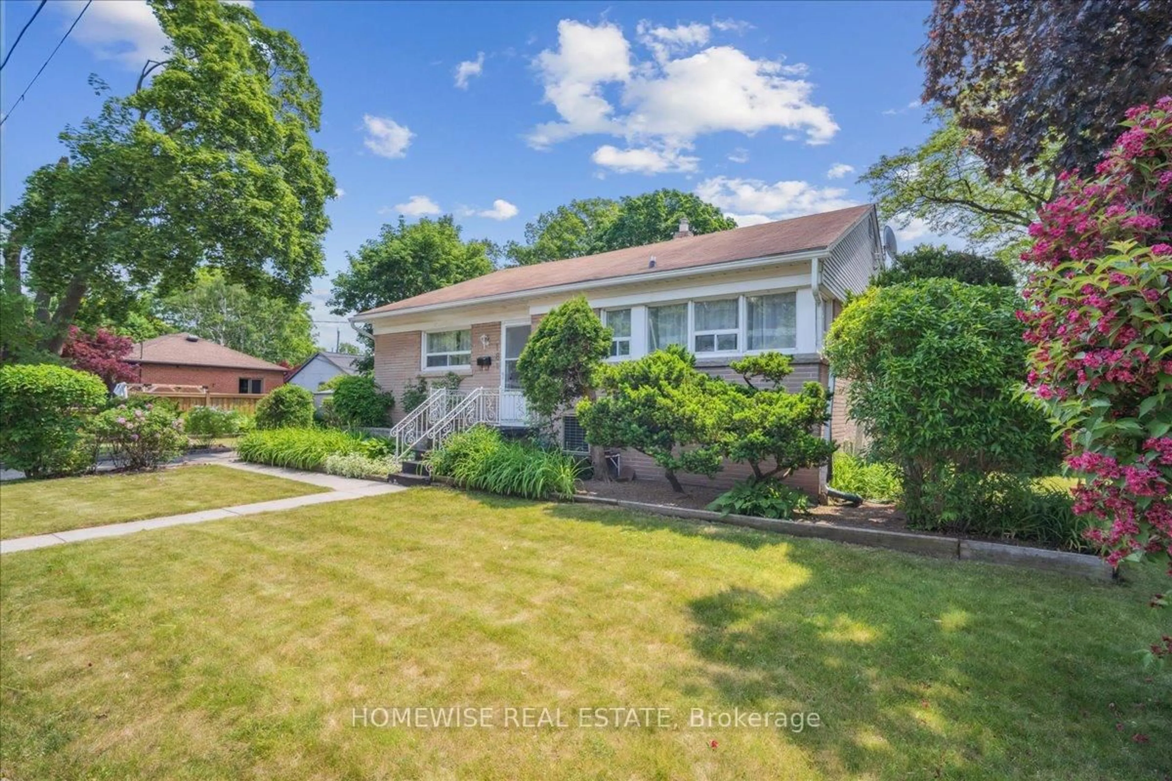 A pic from outside/outdoor area/front of a property/back of a property/a pic from drone, street for 2182 Courtland Dr, Burlington Ontario L7R 1S3