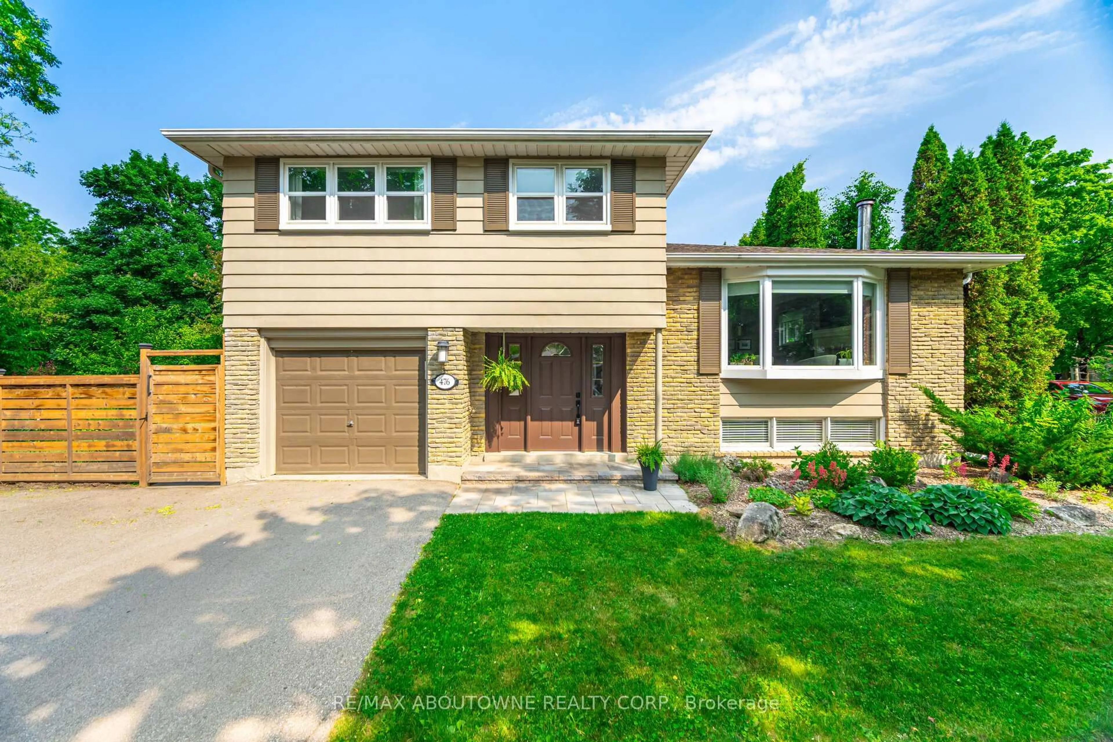Home with brick exterior material, street for 476 Maple Ave, Oakville Ontario L6J 2J4