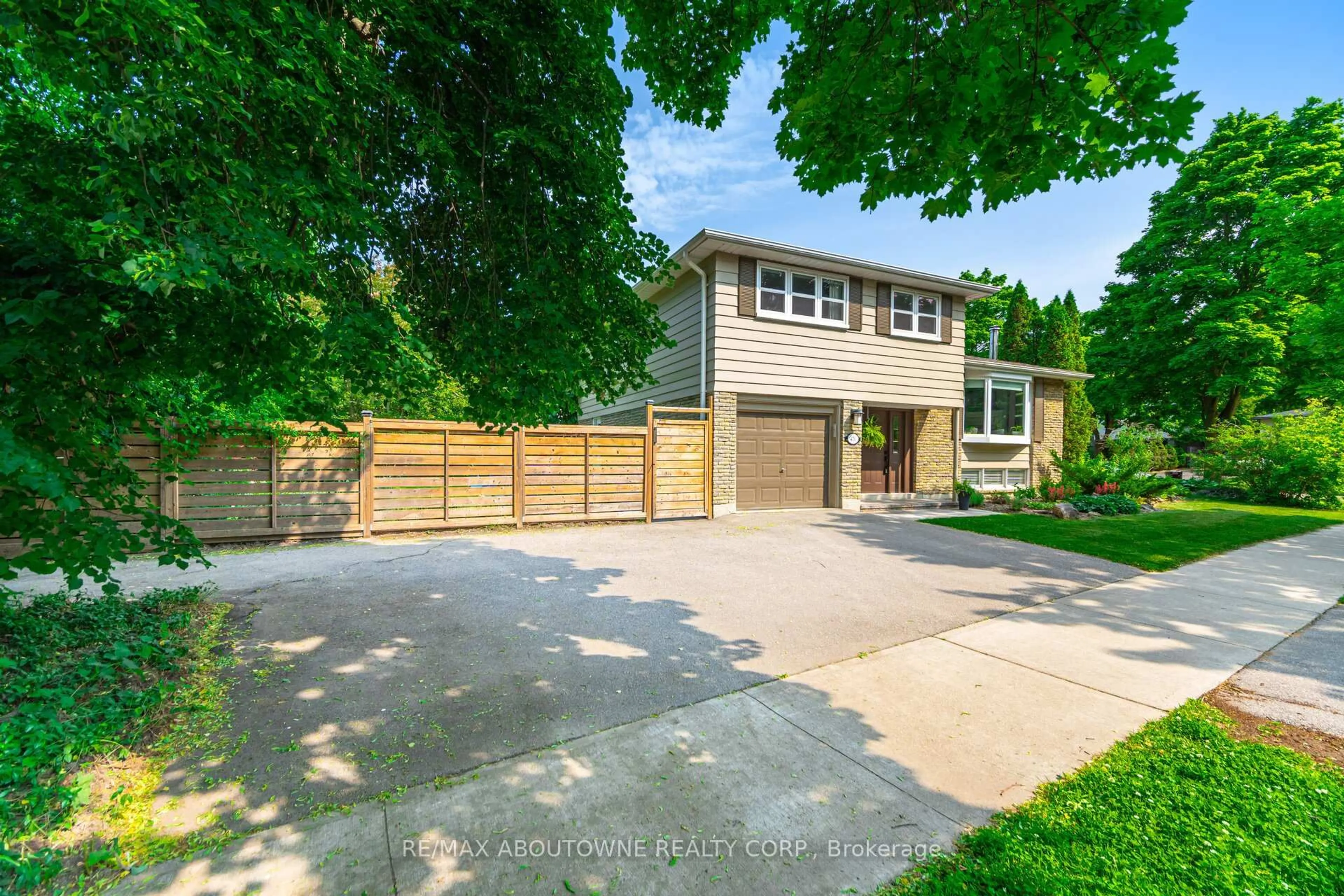 A pic from outside/outdoor area/front of a property/back of a property/a pic from drone, street for 476 Maple Ave, Oakville Ontario L6J 2J4