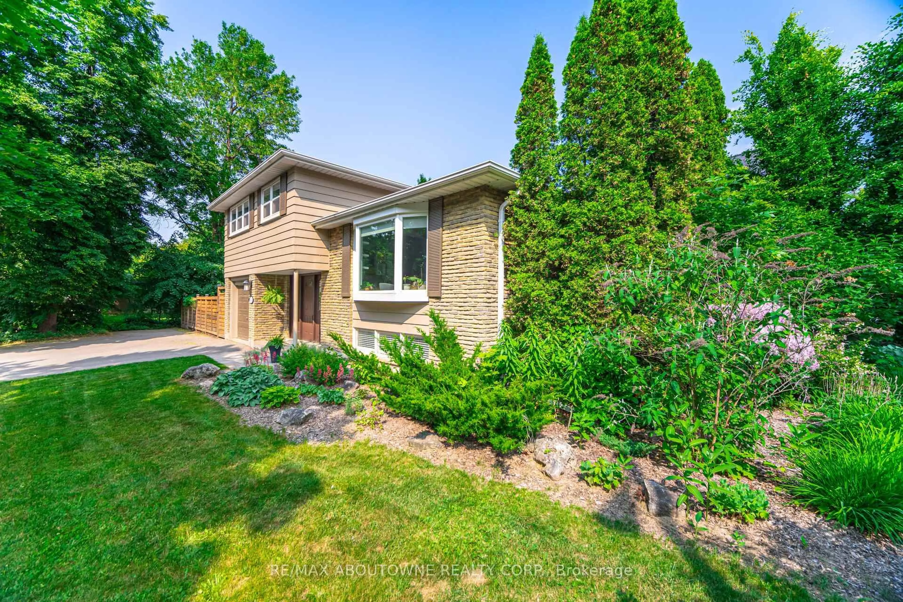 Home with brick exterior material, street for 476 Maple Ave, Oakville Ontario L6J 2J4