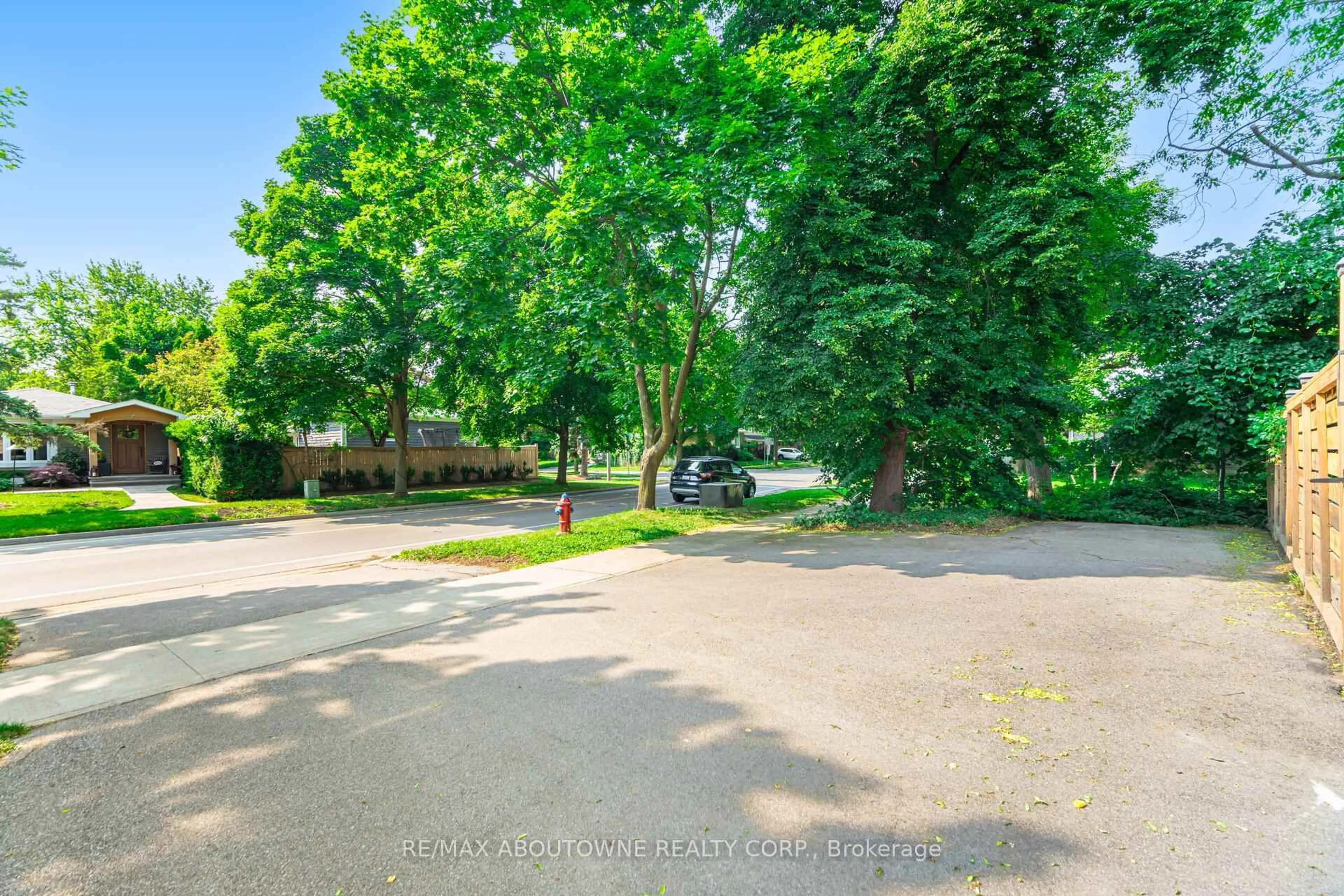 A pic from outside/outdoor area/front of a property/back of a property/a pic from drone, street for 476 Maple Ave, Oakville Ontario L6J 2J4