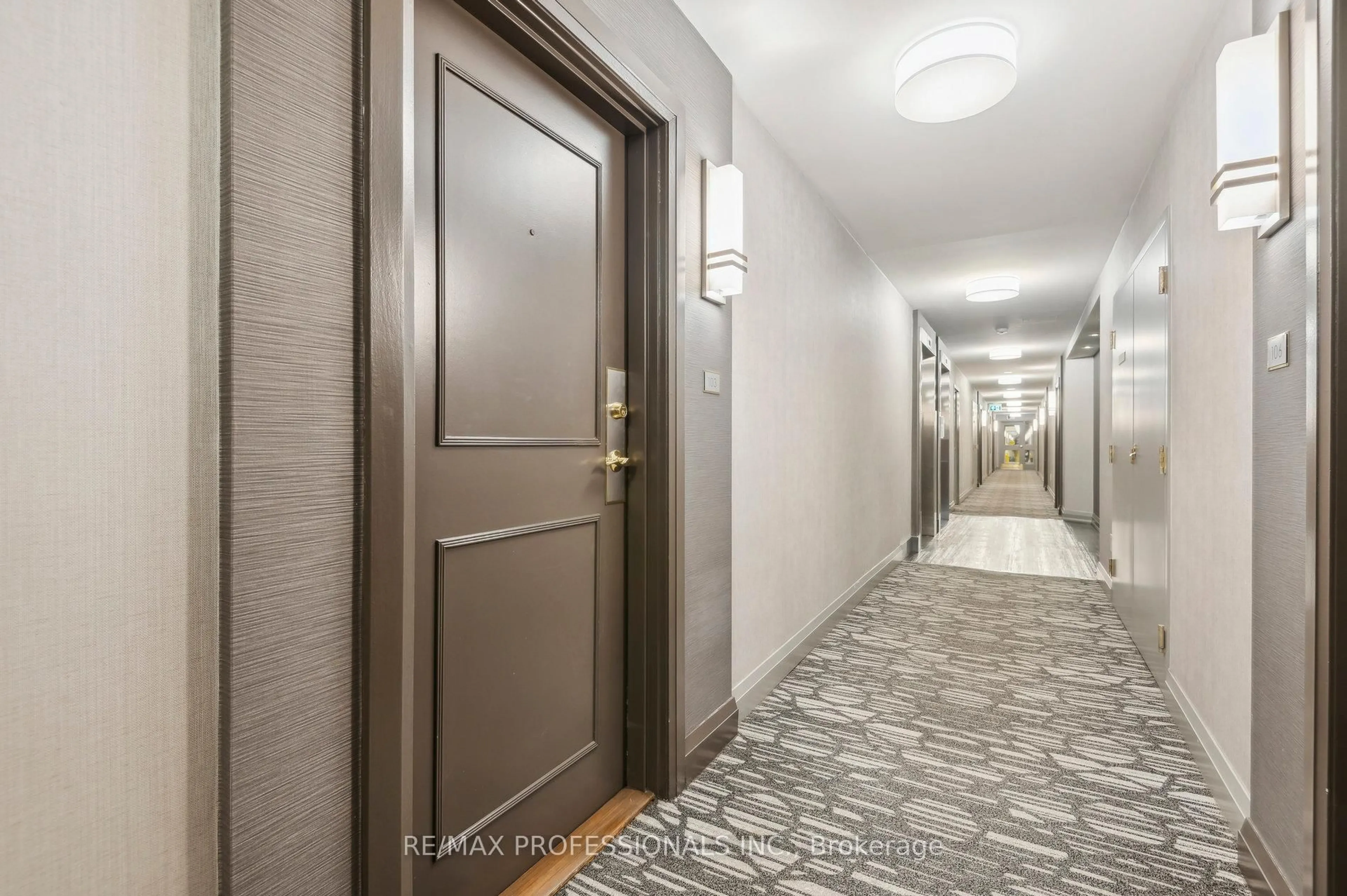 Indoor foyer for 1140 Parkwest Pl #103, Mississauga Ontario L5E 3K9