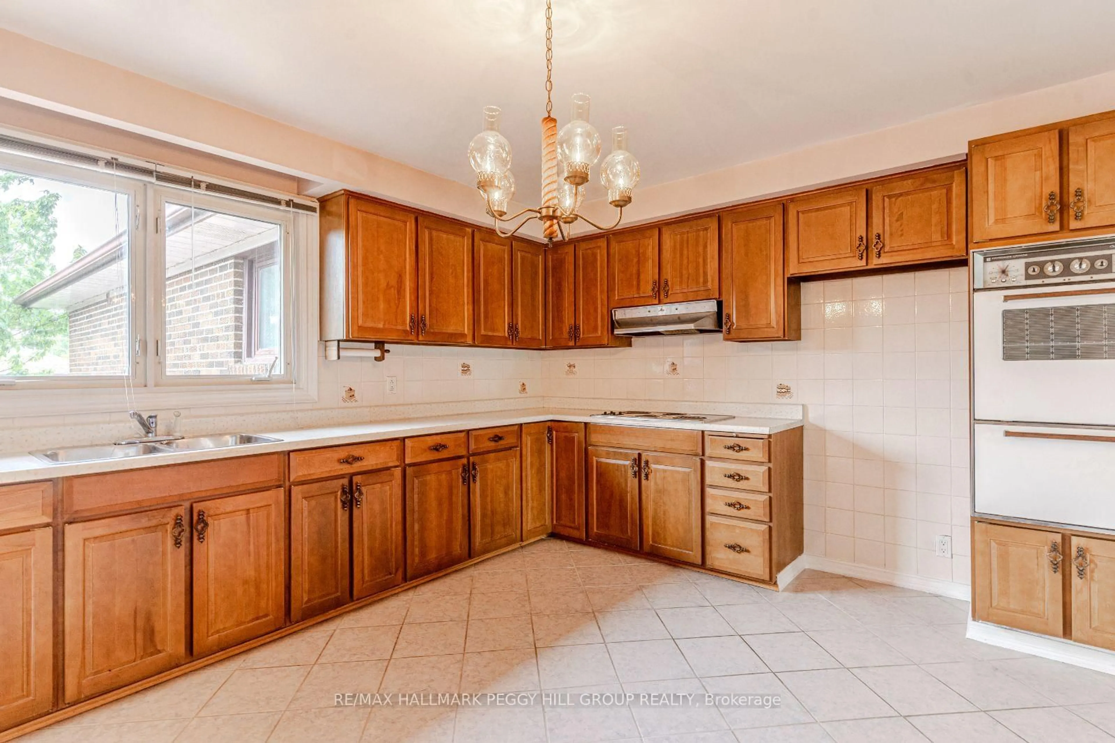 Standard kitchen, ceramic/tile floor for 39 Frith Rd, Toronto Ontario M3N 1E9