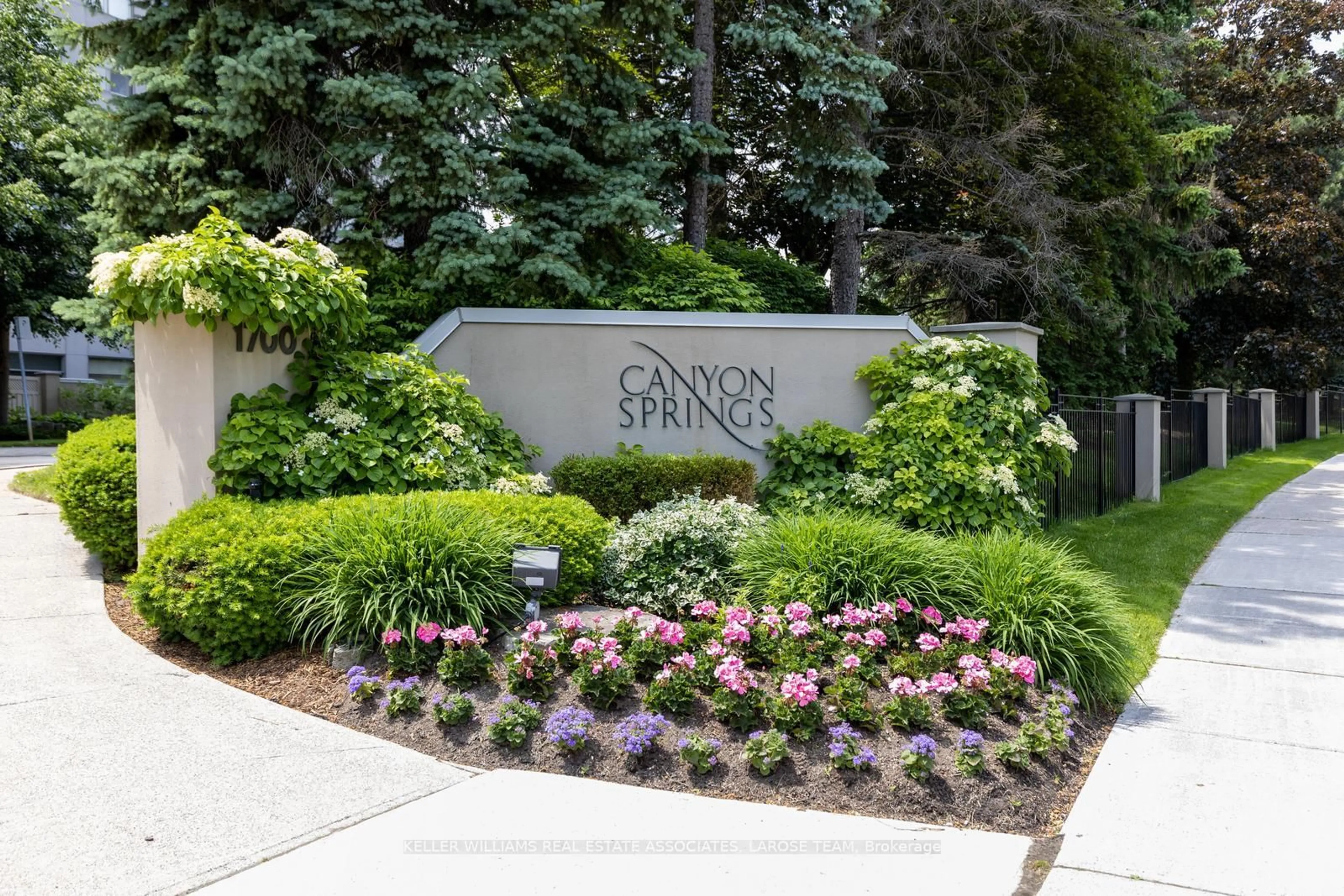 Patio, street for 1700 The Collegeway #507, Mississauga Ontario L5L 4M2