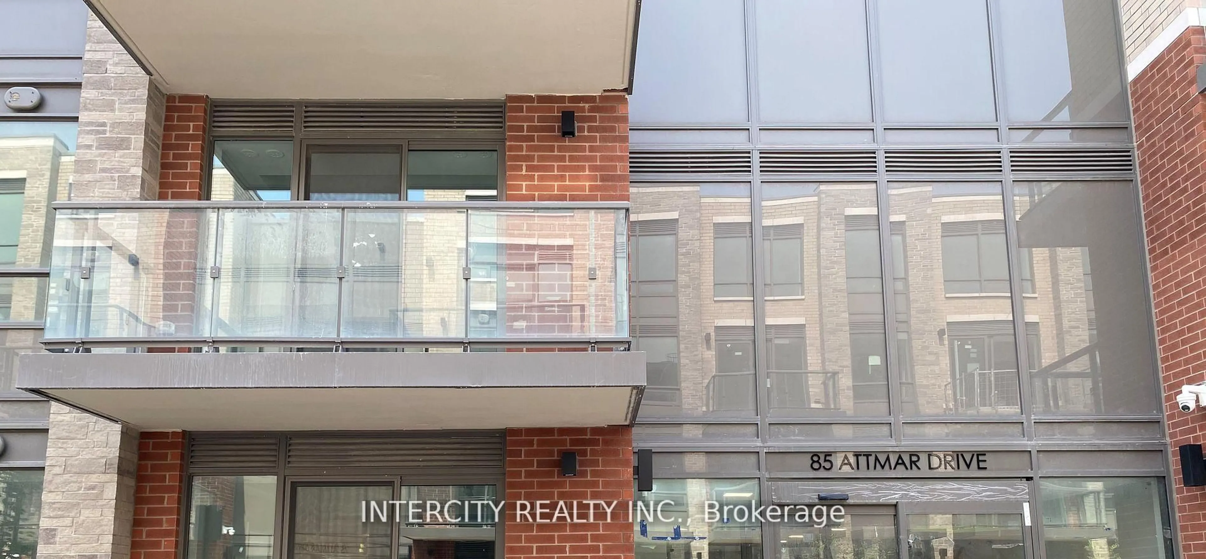 Indoor entryway for 85 Attmar Dr #327, Brampton Ontario L6P 0Y6