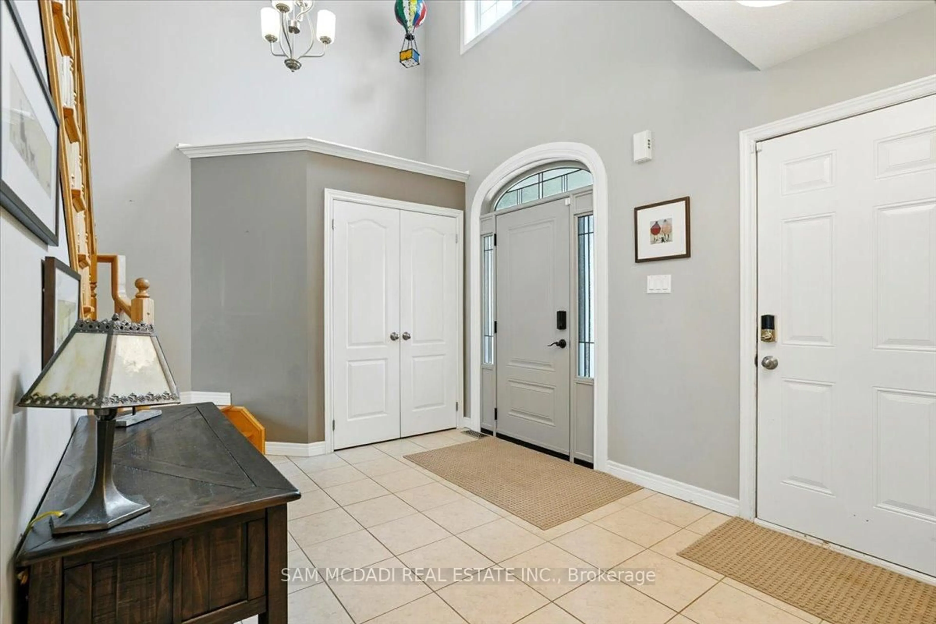 Indoor entryway for 3 Maude Crt, Orangeville Ontario L9W 0A3