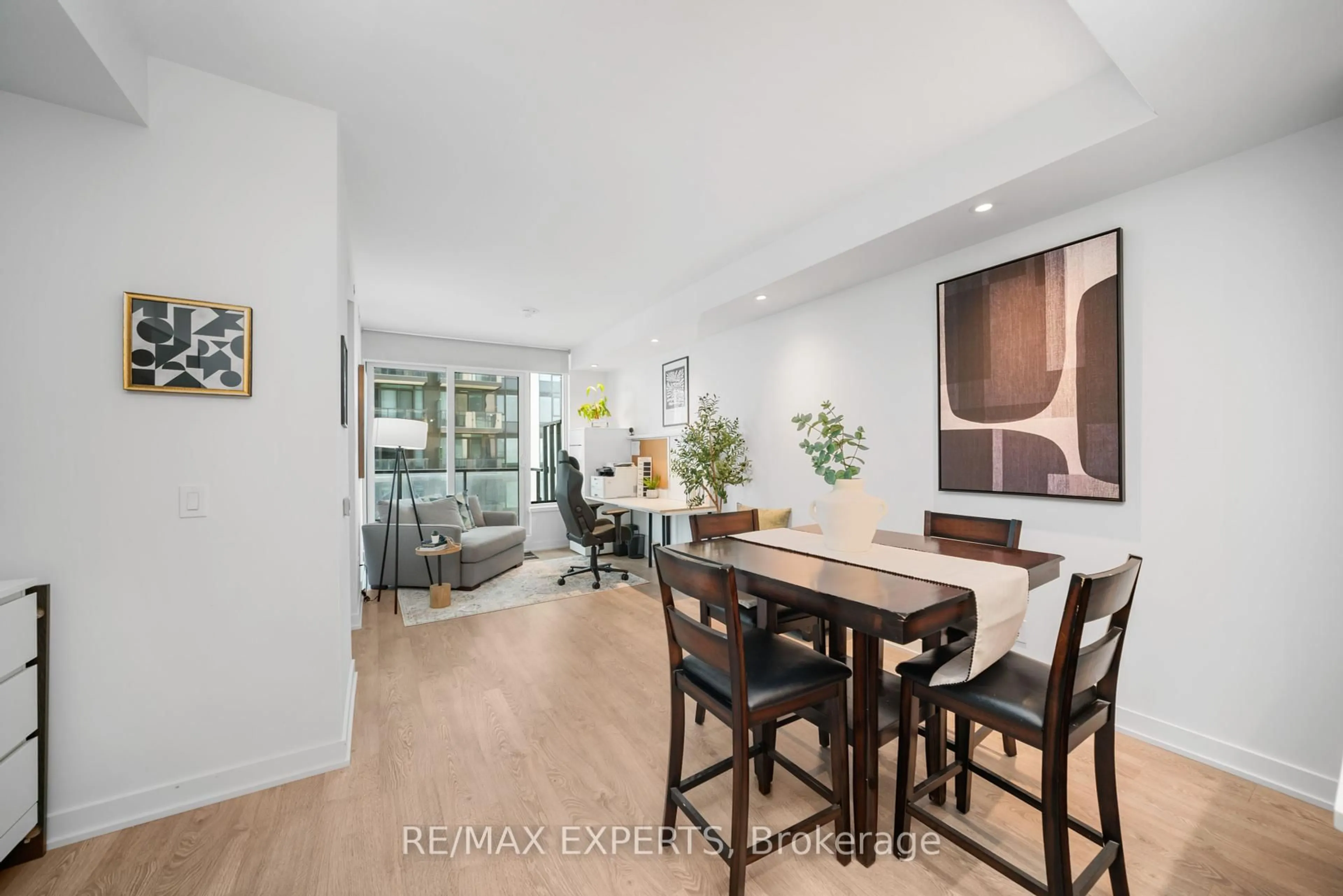 Dining room, wood/laminate floor for 1926 Lake Shore Blvd #2512, Toronto Ontario M6S 1A1