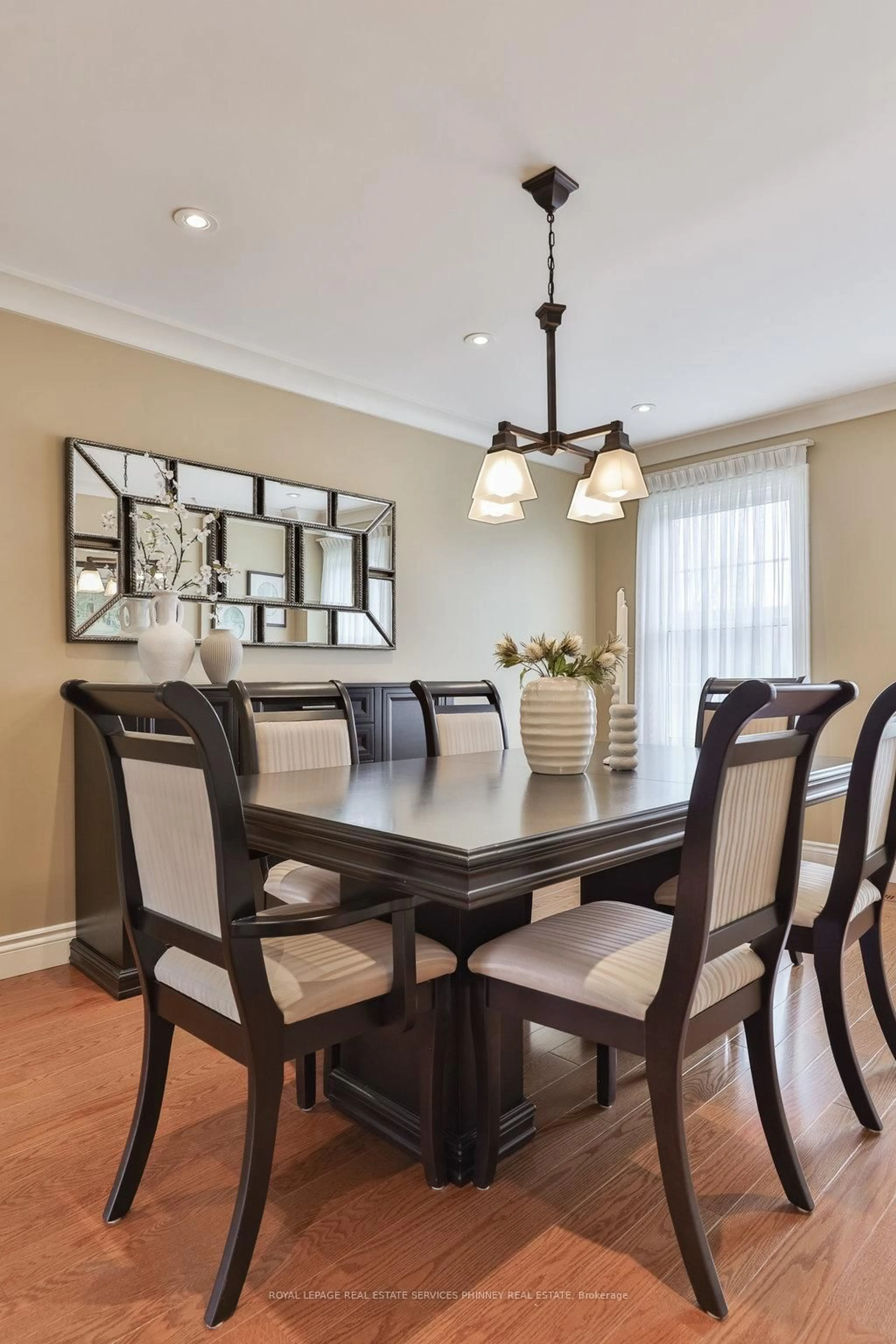 Dining room, wood/laminate floor for 2289 Beejay Crt, Mississauga Ontario L5M 2N9