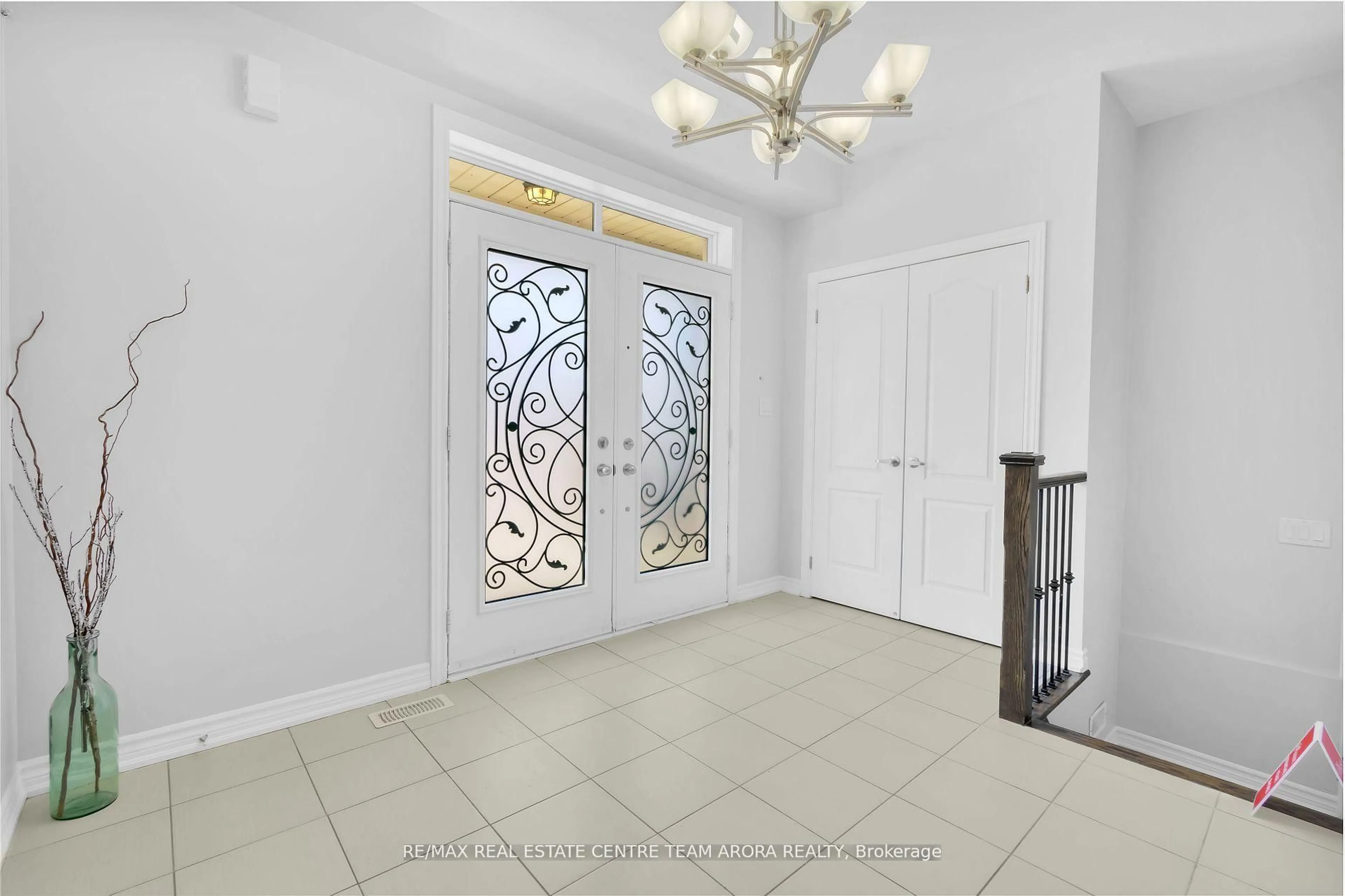 Indoor entryway for 14 Canary Clse, Brampton Ontario L6X 5L1