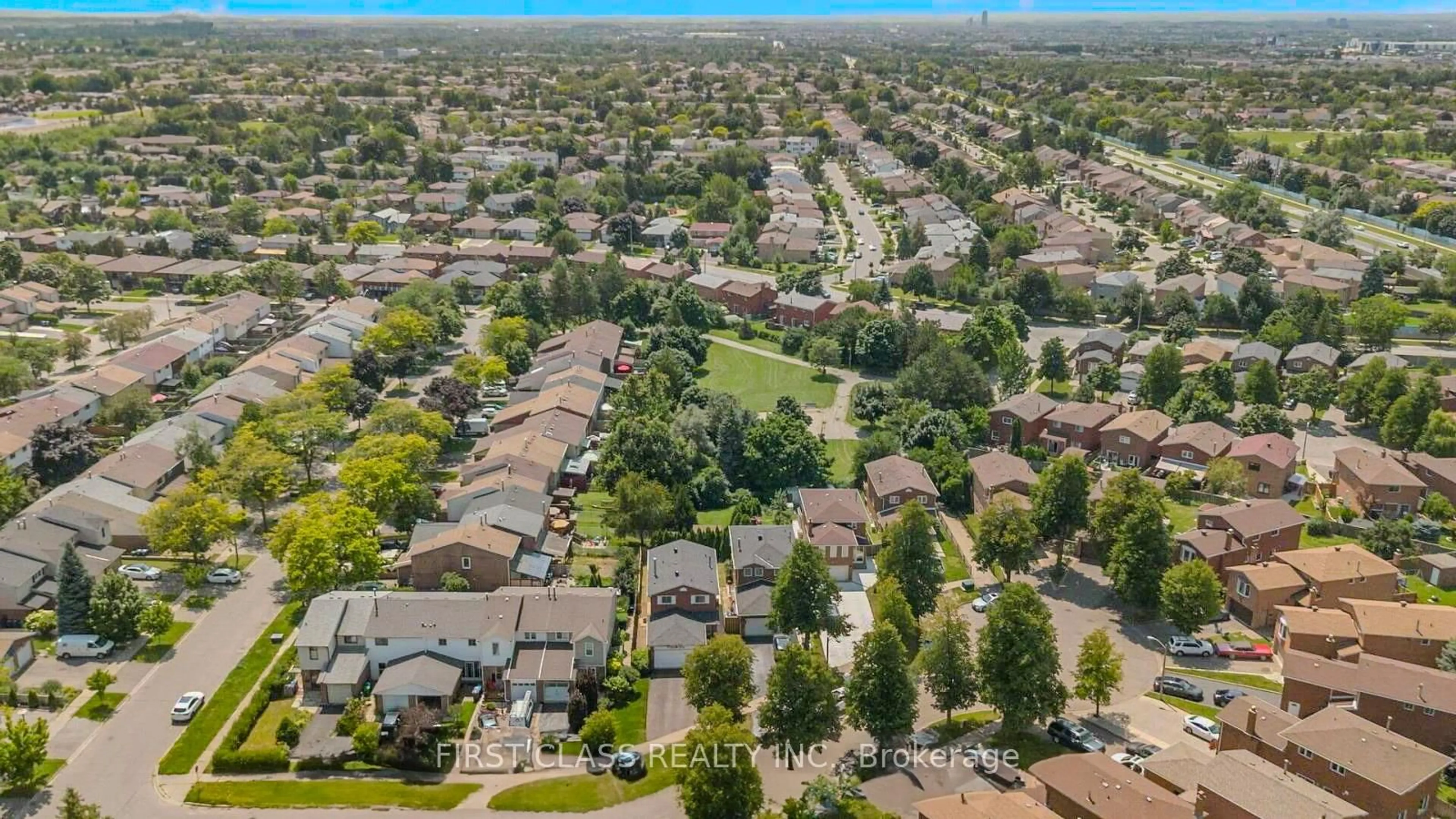 A pic from outside/outdoor area/front of a property/back of a property/a pic from drone, street for 75 Royal Salisbury Way, Brampton Ontario L6V 3J3