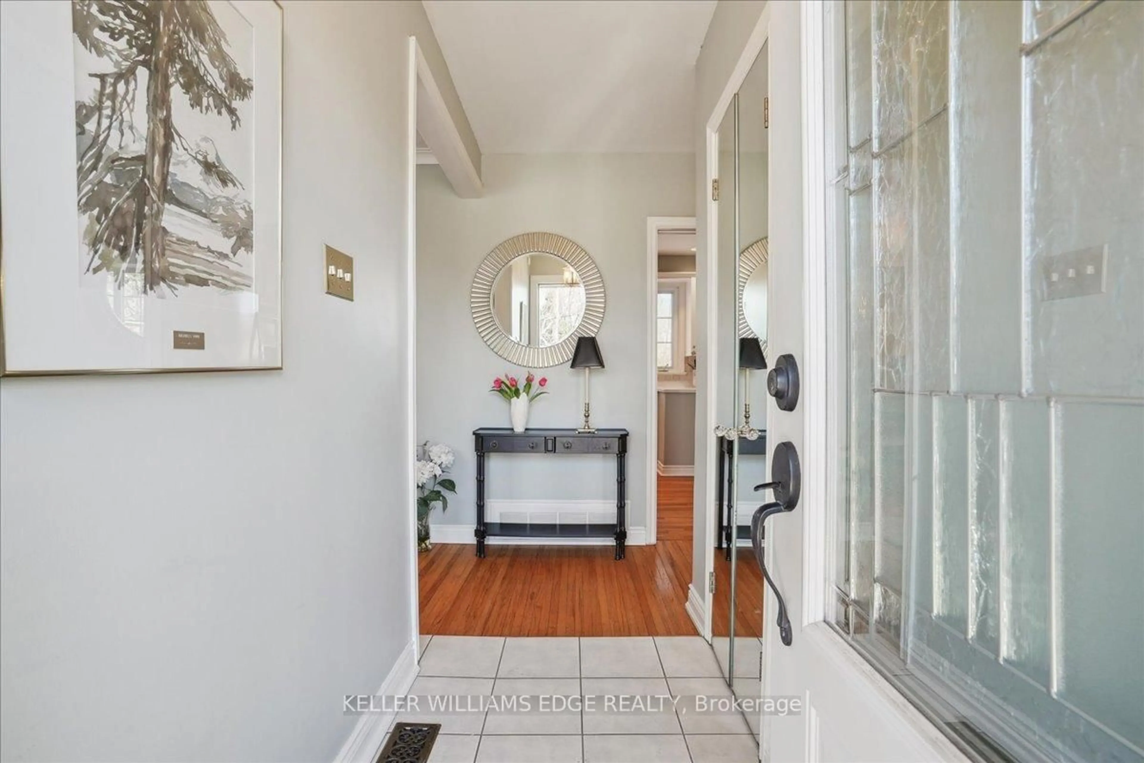 Indoor entryway for 569 Lees Lane, Oakville Ontario L6L 4T6