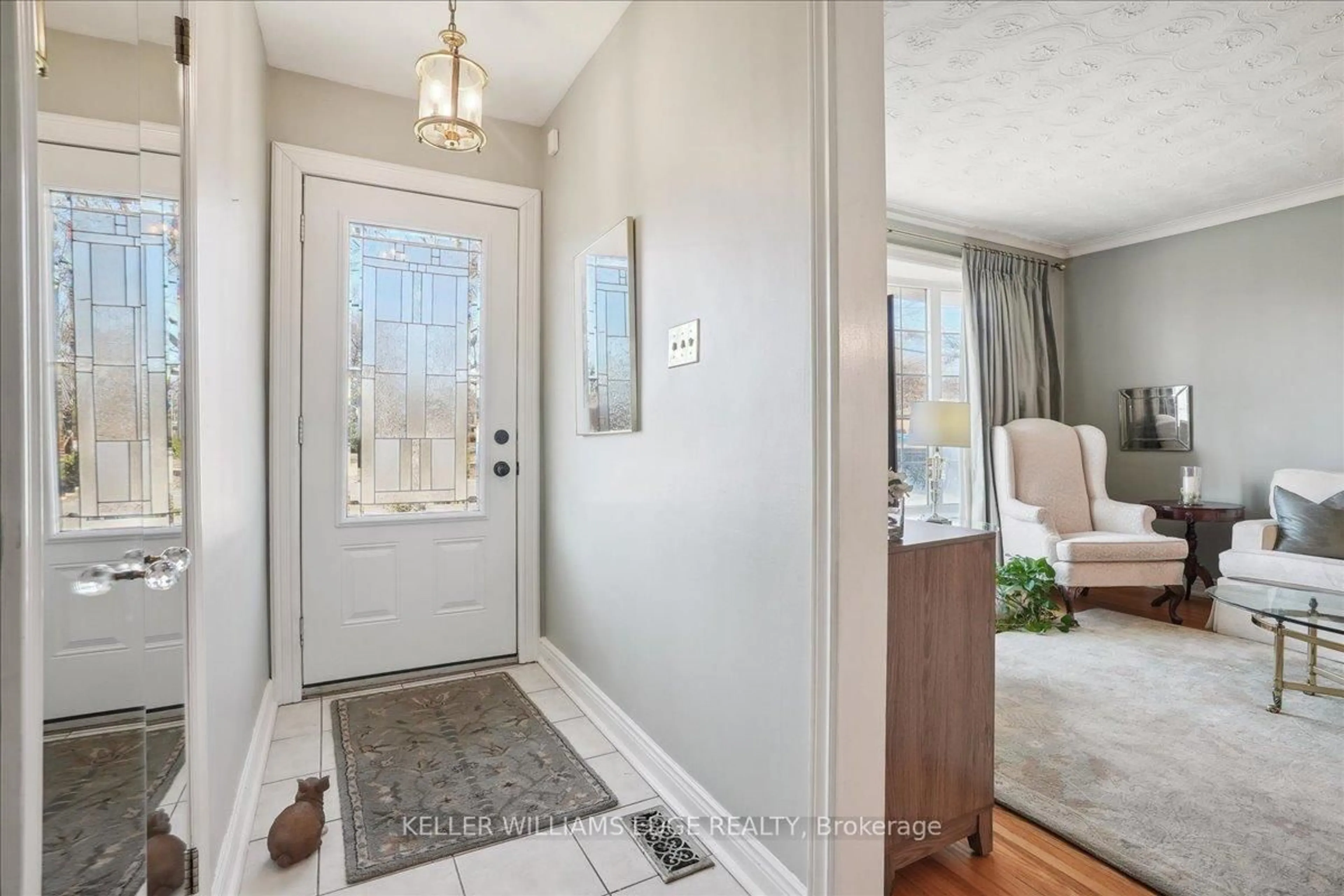 Indoor entryway for 569 Lees Lane, Oakville Ontario L6L 4T6