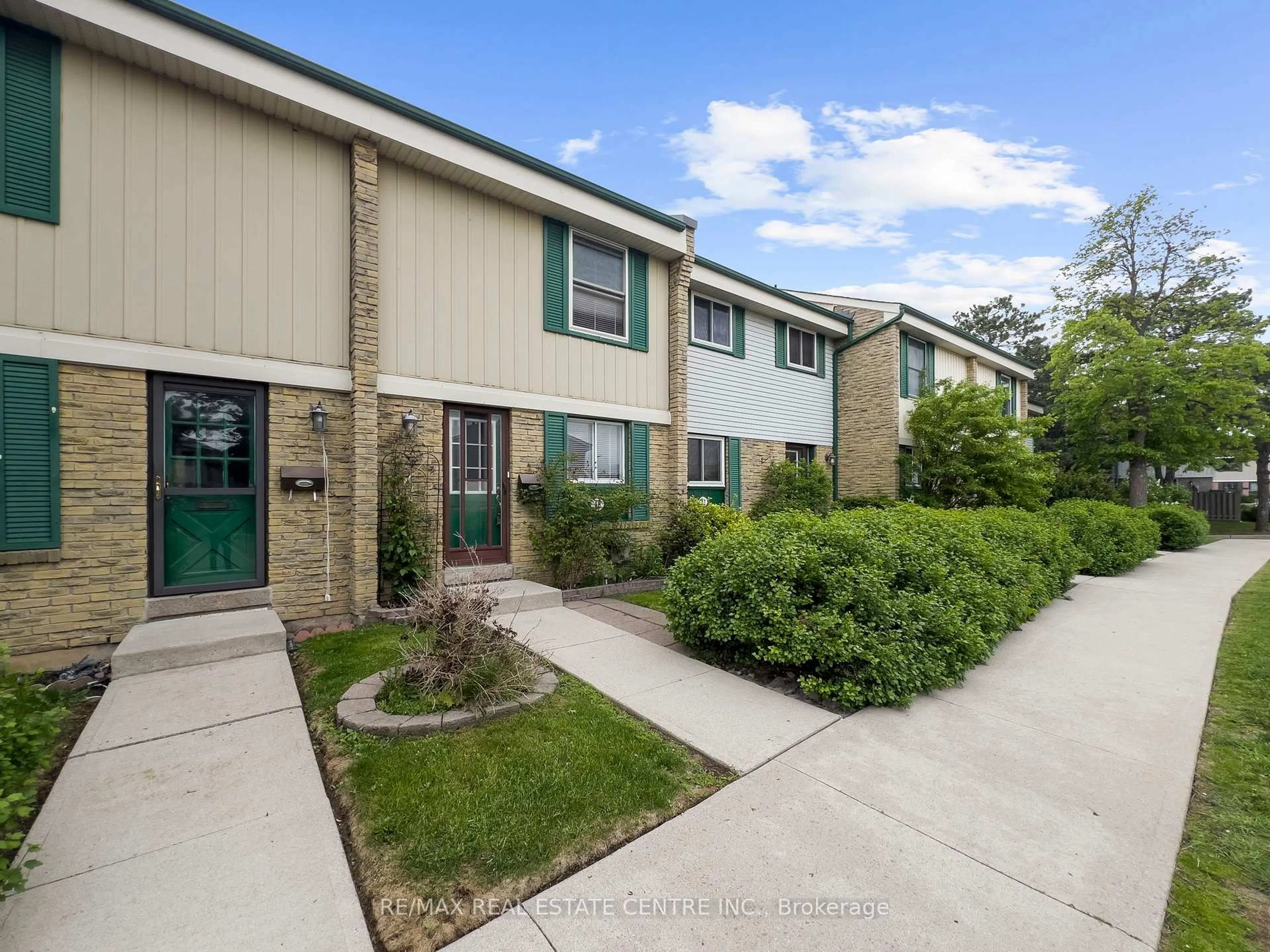 A pic from outside/outdoor area/front of a property/back of a property/a pic from drone, unknown for 2779 Gananoque Dr #88, Mississauga Ontario L5N 2E4