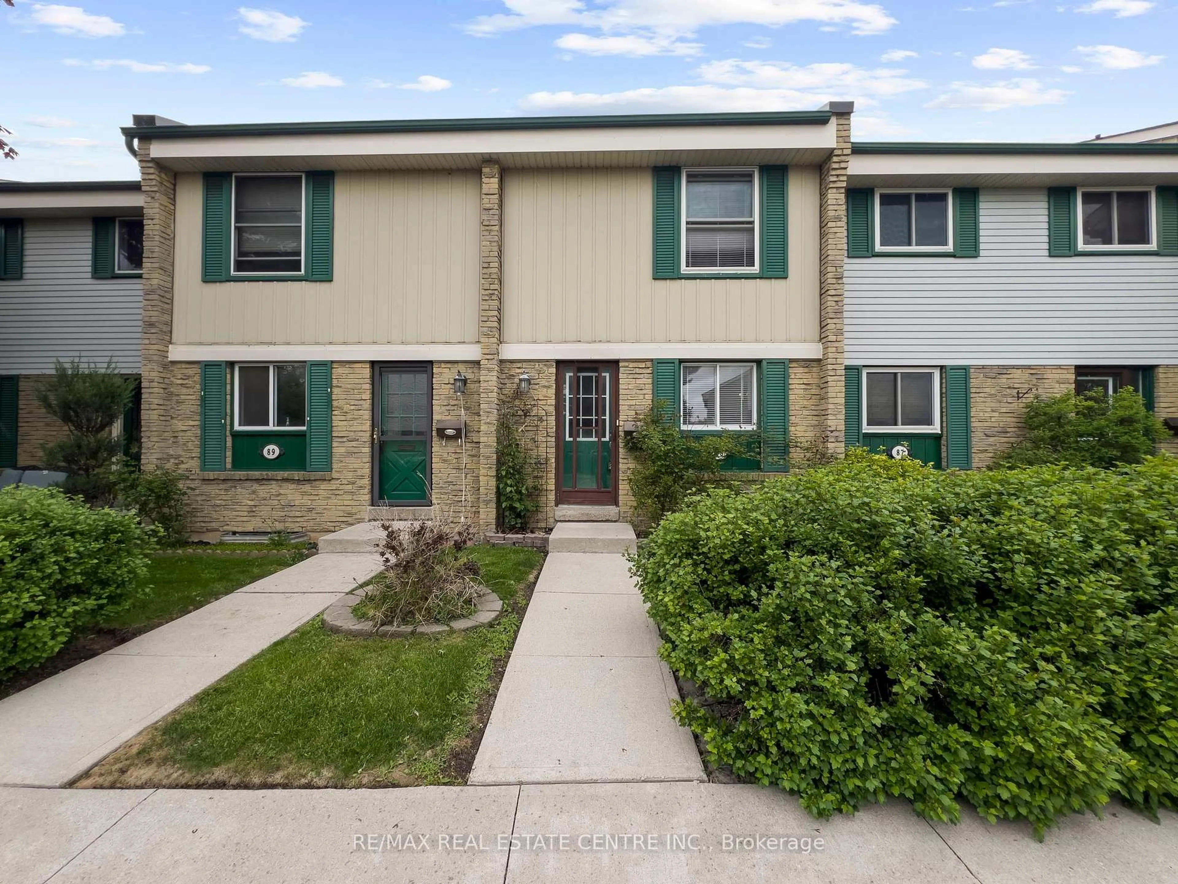 Home with vinyl exterior material, street for 2779 Gananoque Dr #88, Mississauga Ontario L5N 2E4