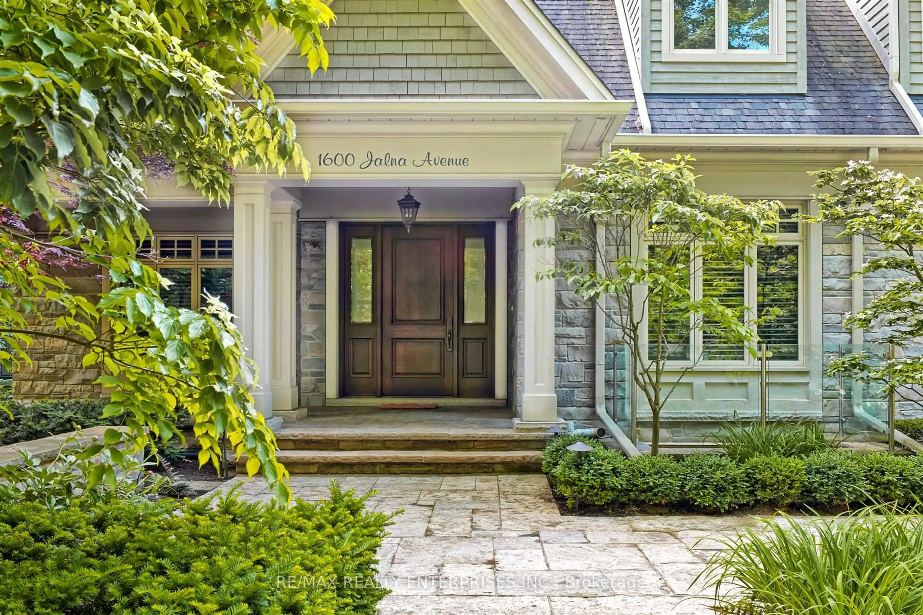 Indoor entryway for 1600 Jalna Ave, Mississauga Ontario L5J 1S7