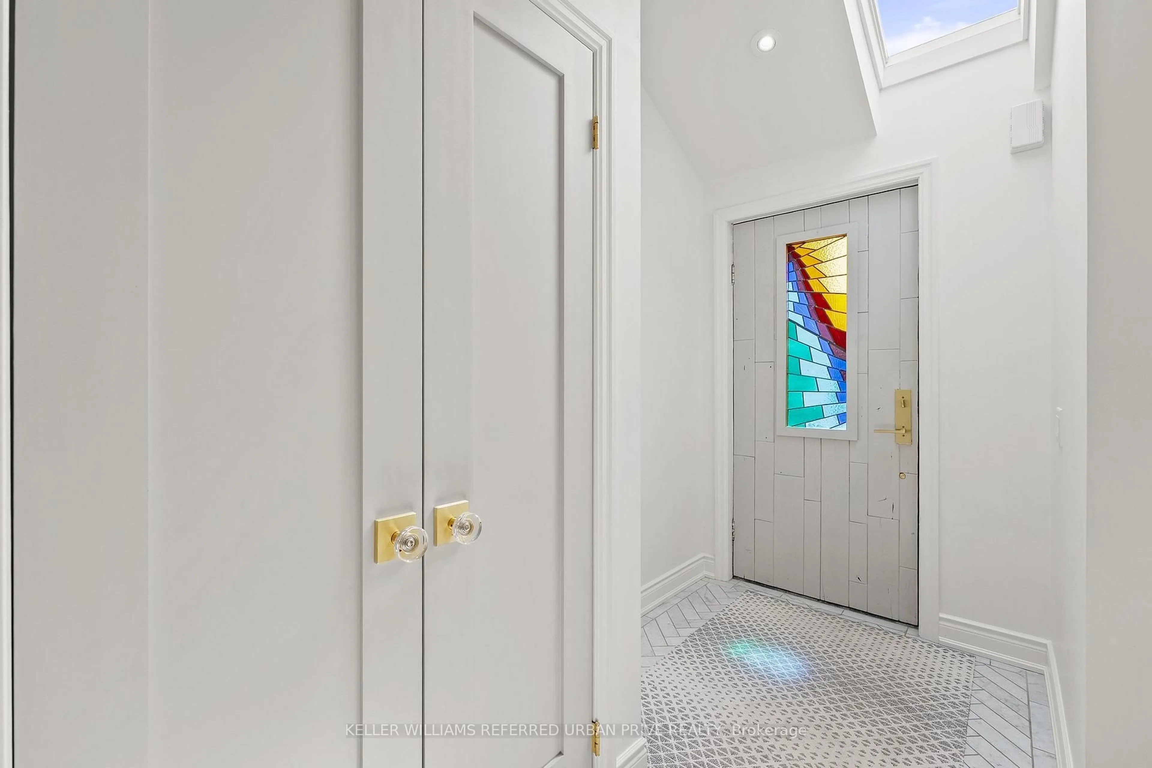 Indoor foyer for 4 Pinehurst Cres, Toronto Ontario M9A 3A5