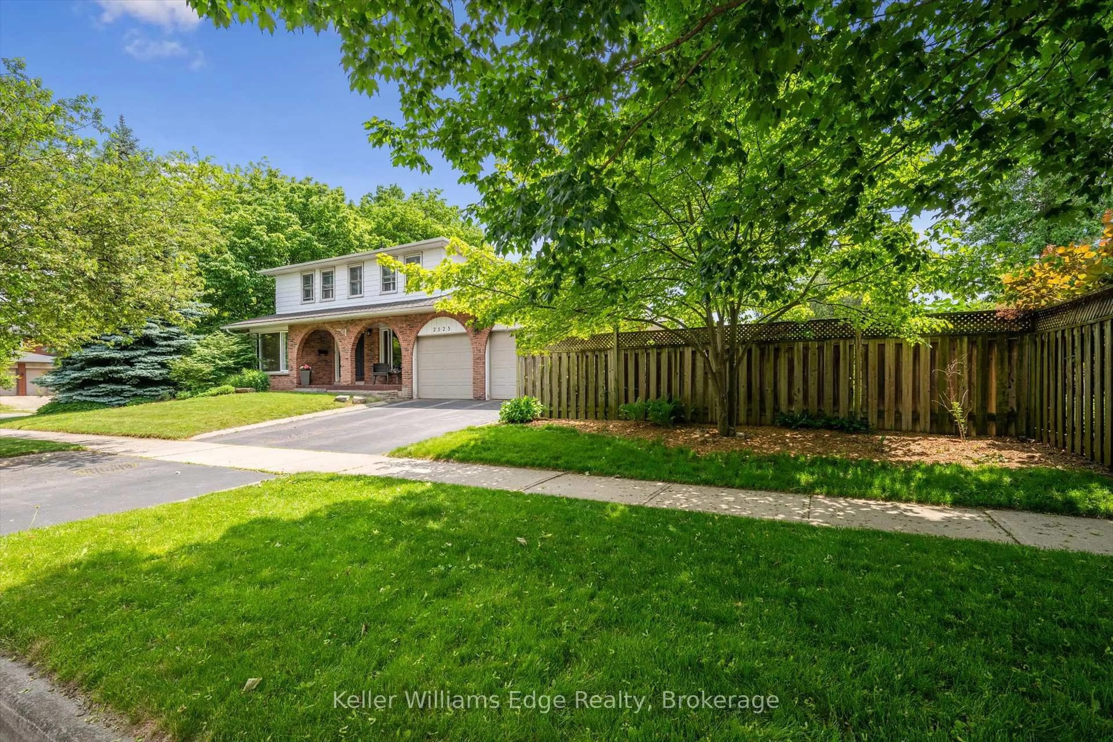 A pic from outside/outdoor area/front of a property/back of a property/a pic from drone, street for 2525 Woburn Cres, Oakville Ontario L6L 5E8