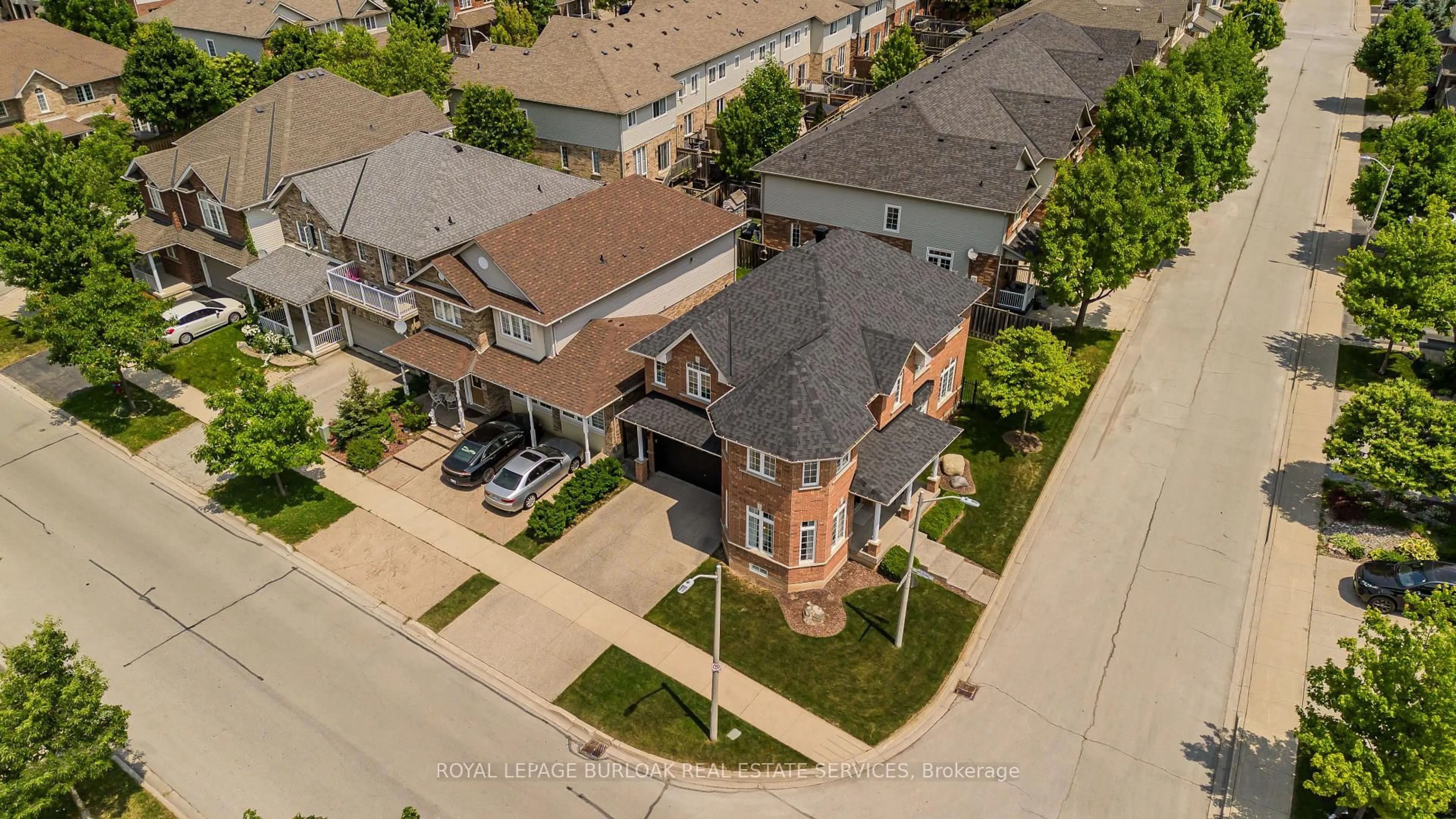 A pic from outside/outdoor area/front of a property/back of a property/a pic from drone, street for 2317 Orchard Rd, Burlington Ontario L7L 7E3