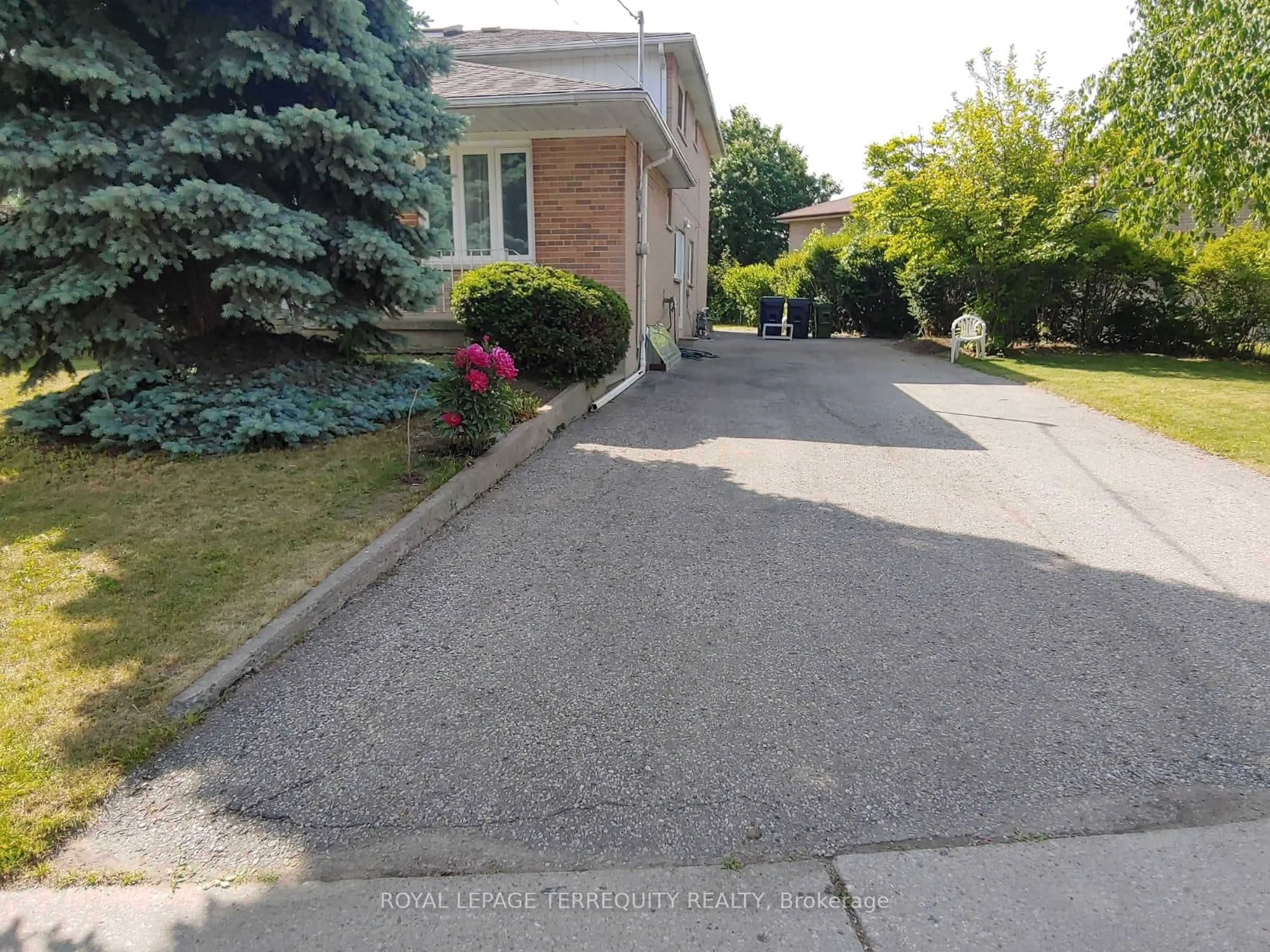 A pic from outside/outdoor area/front of a property/back of a property/a pic from drone, street for 46 Laskay Cres, Toronto Ontario M3N 1P3