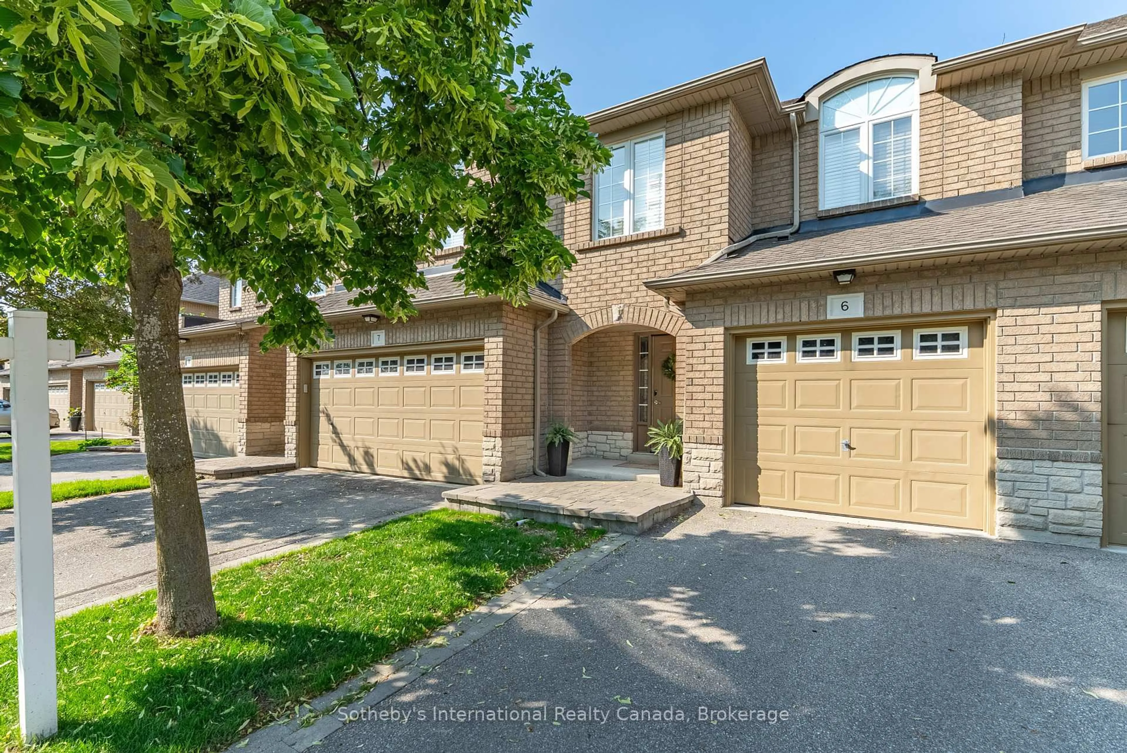 Home with brick exterior material, street for 130 Robert St #6, Milton Ontario L9T 6E3