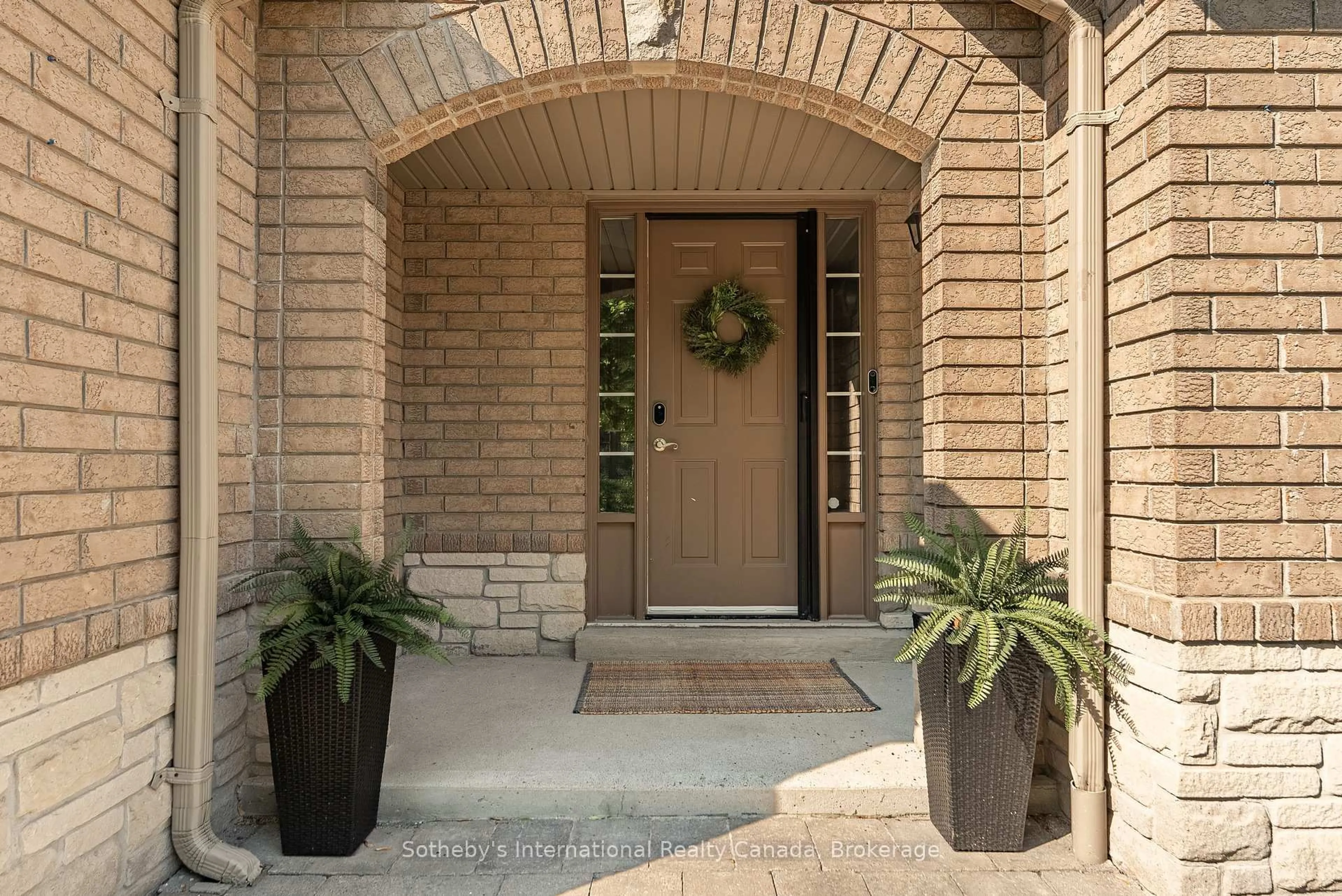 Indoor entryway for 130 Robert St #6, Milton Ontario L9T 6E3