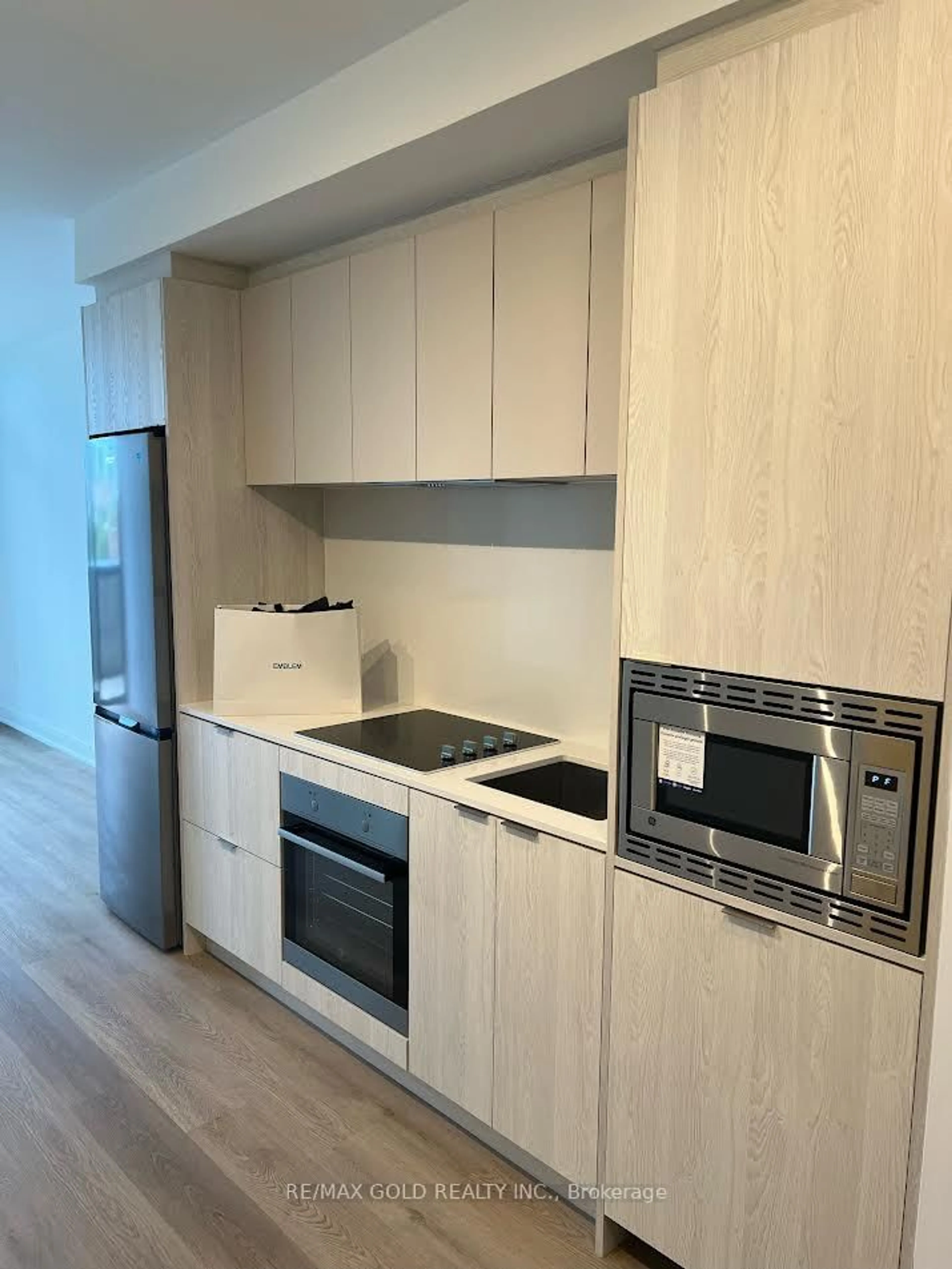 Standard kitchen, wood/laminate floor for 86 Dundas St #706, Mississauga Ontario L5A 1W4