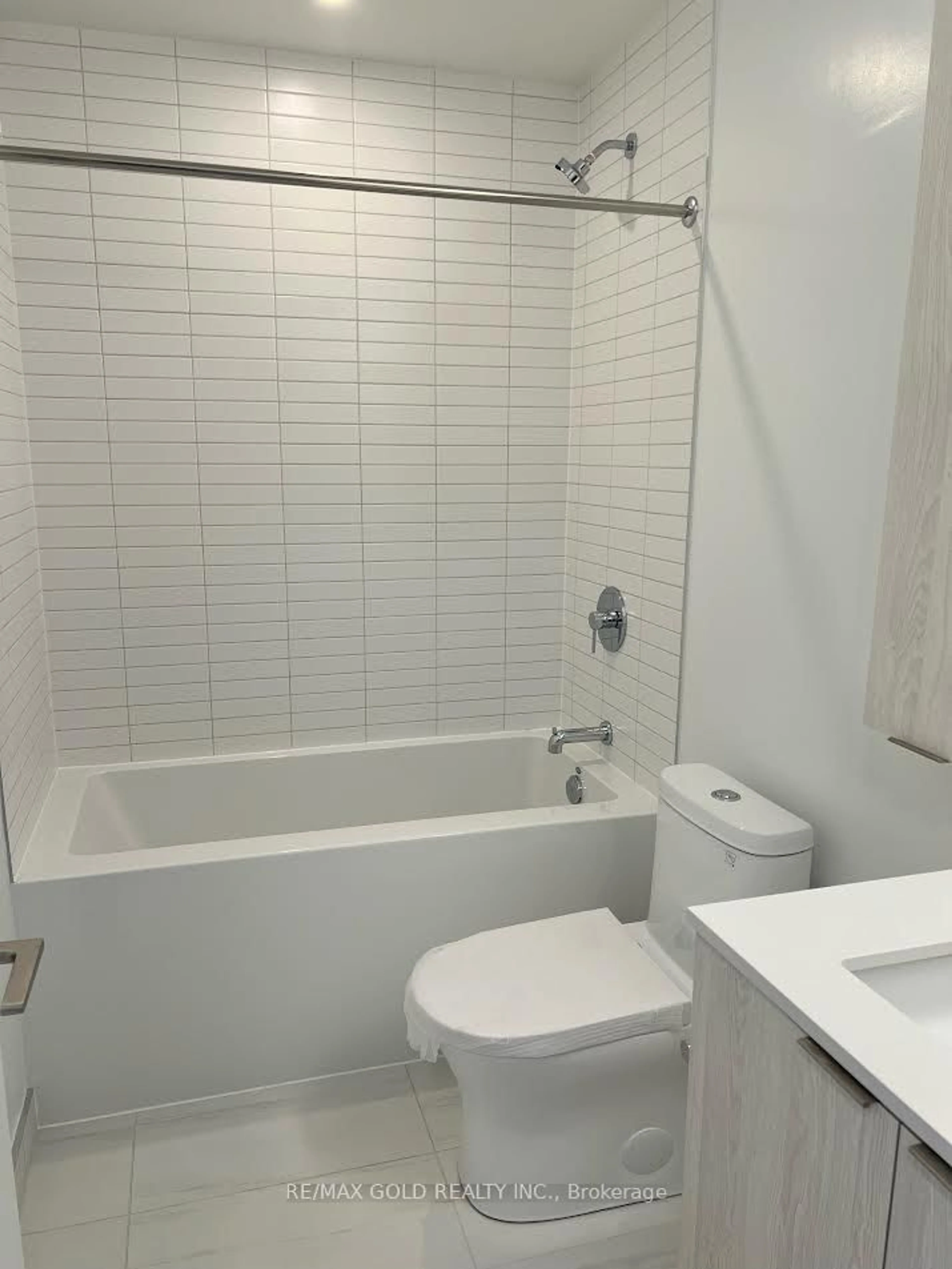 Standard bathroom, unknown for 86 Dundas St #706, Mississauga Ontario L5A 1W4