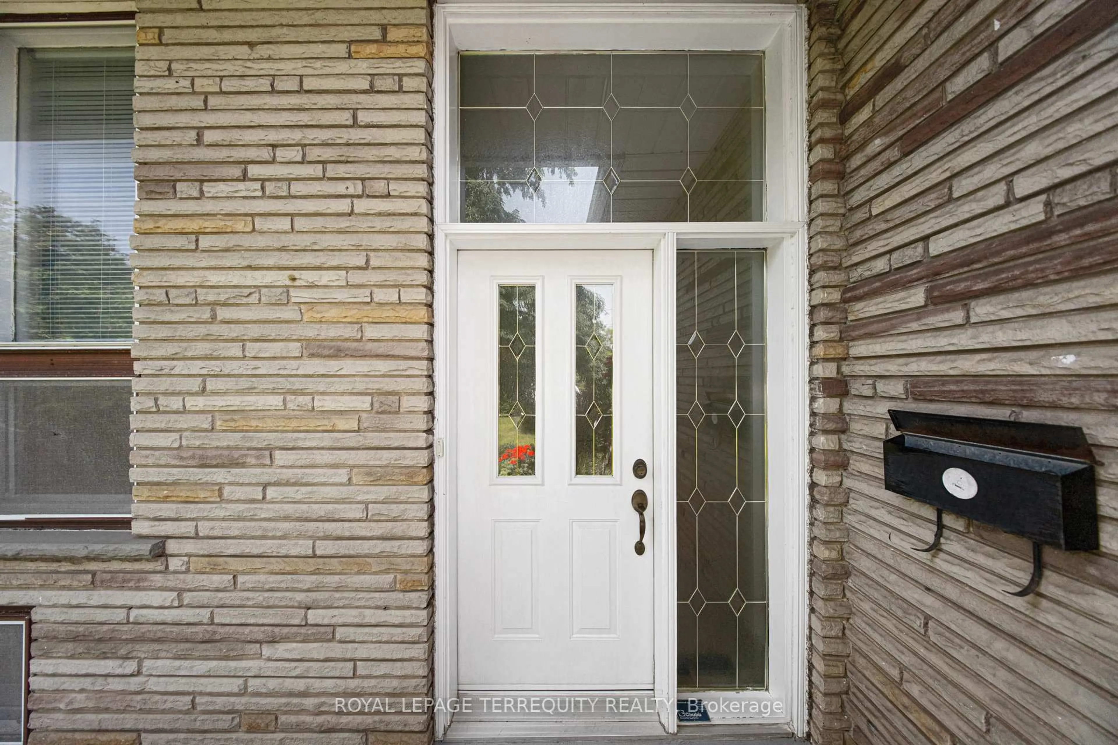 Indoor entryway for 1 Leland Ave, Toronto Ontario M8Z 2X4