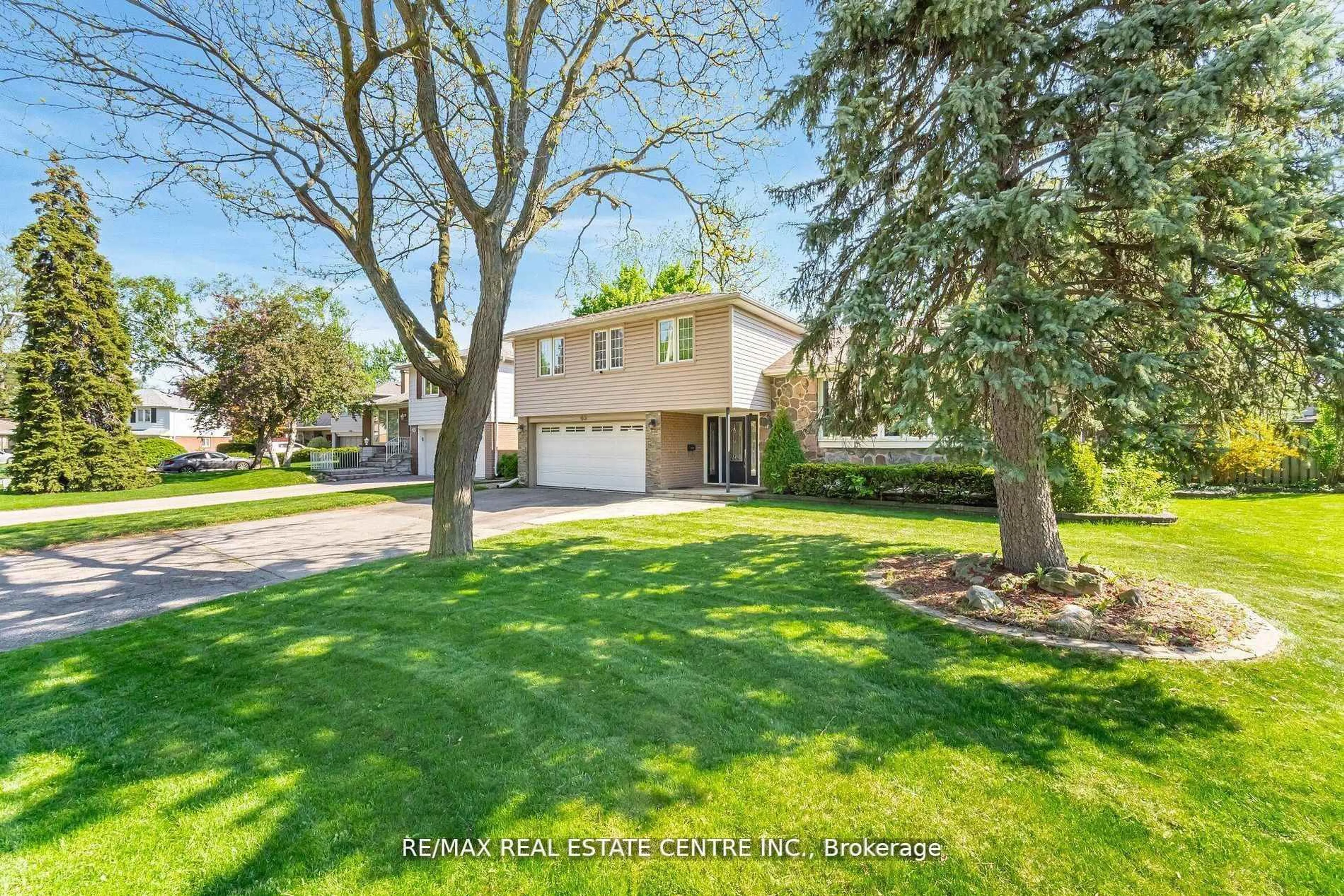 A pic from outside/outdoor area/front of a property/back of a property/a pic from drone, street for 45 Core Cres, Brampton Ontario L6W 2G6