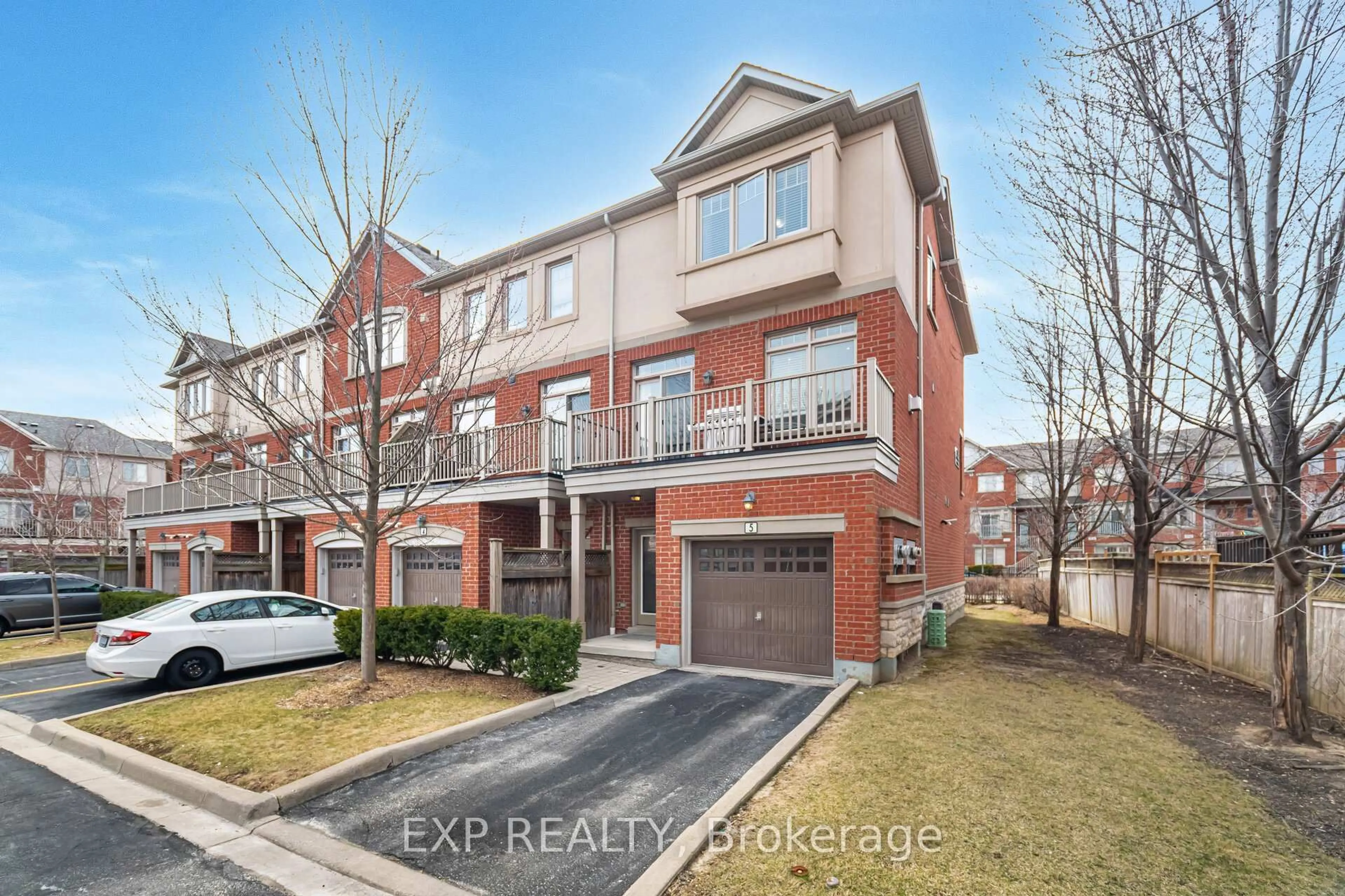 A pic from outside/outdoor area/front of a property/back of a property/a pic from drone, street for 5725 Tosca Dr #5, Mississauga Ontario L5M 0M1