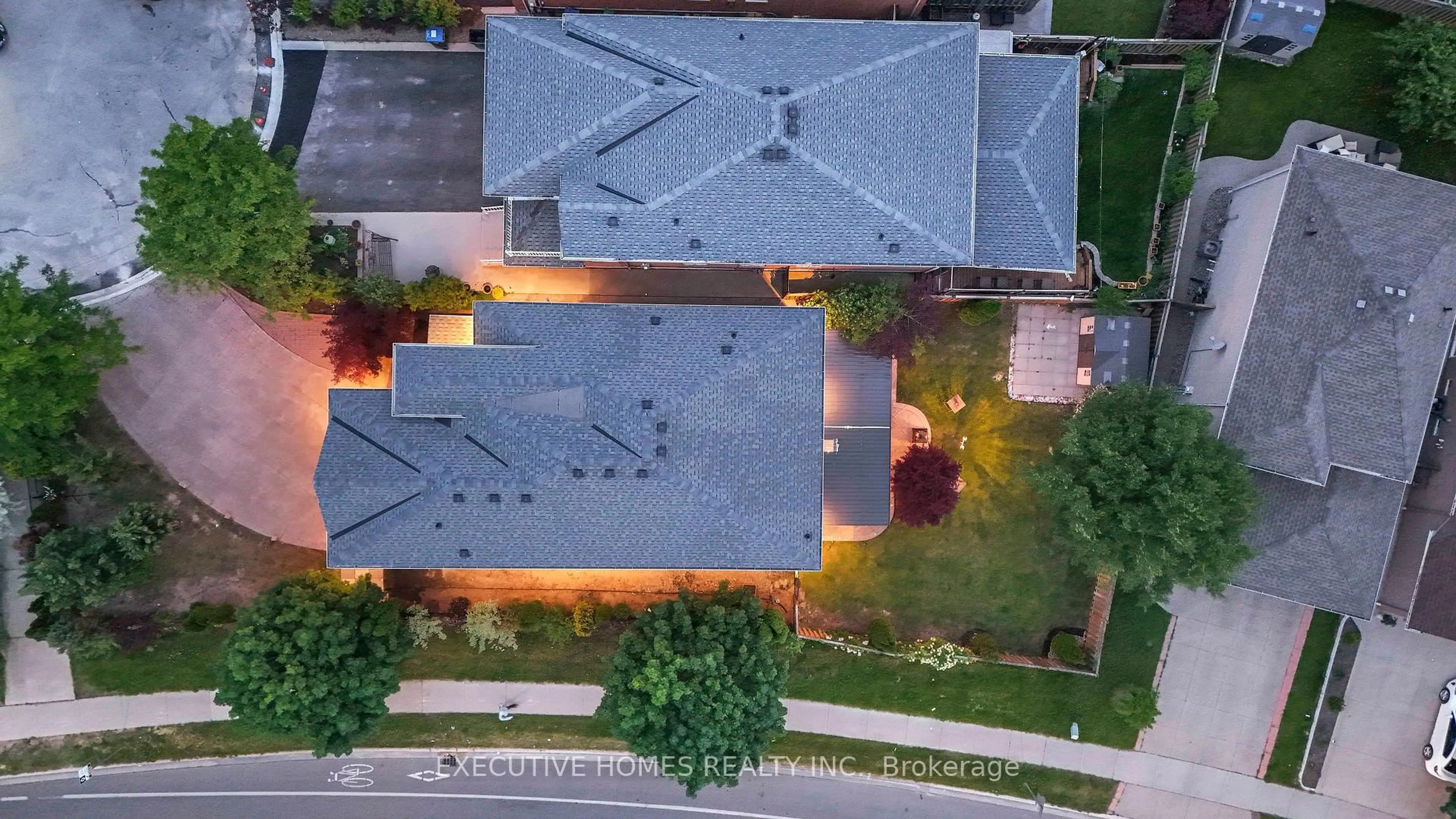 A pic from outside/outdoor area/front of a property/back of a property/a pic from drone, street for 8 Shallimar Crt, Brampton Ontario L6X 4N2