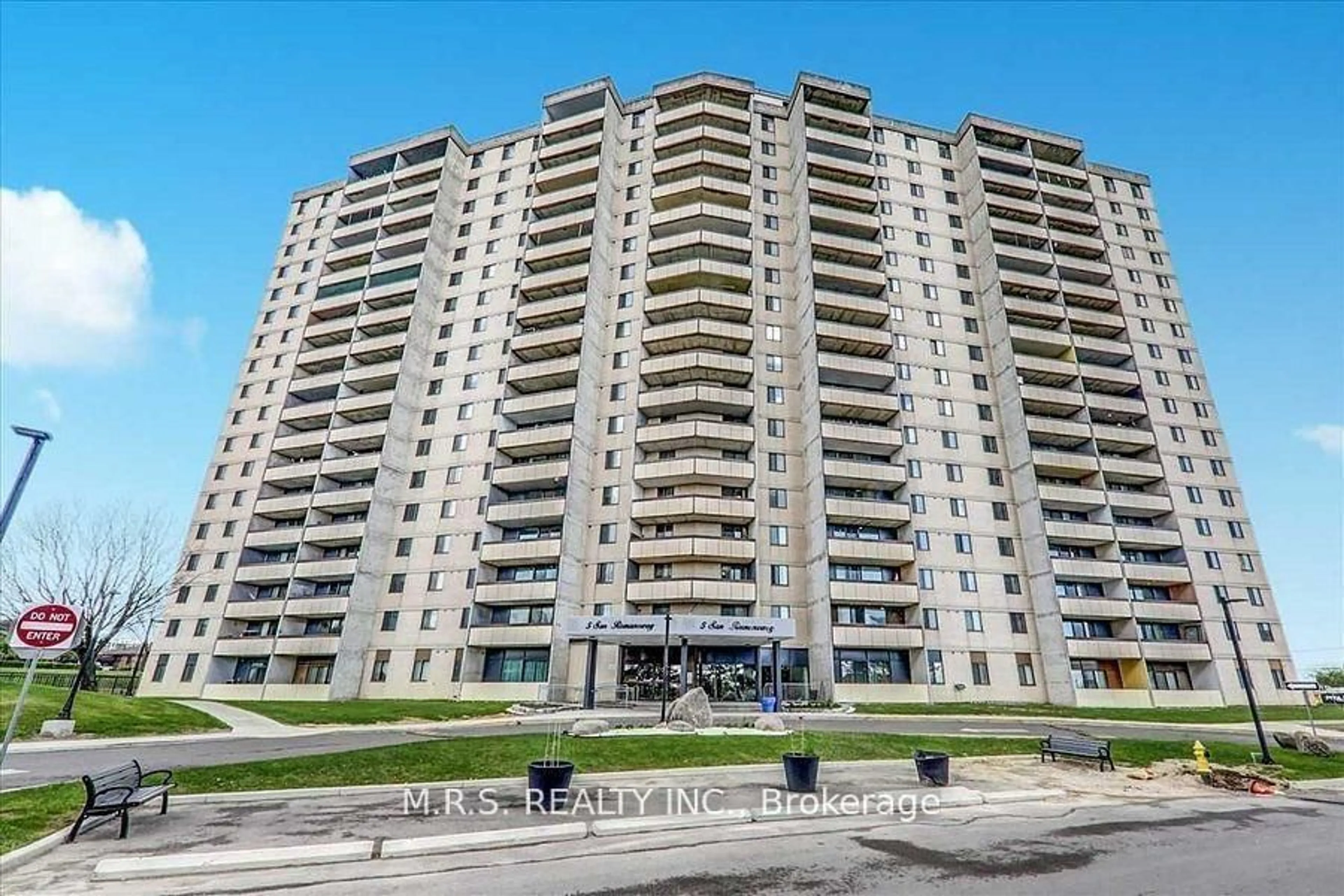 A pic from outside/outdoor area/front of a property/back of a property/a pic from drone, unknown for 5 San Romano Way #804, Toronto Ontario M3N 2Y4