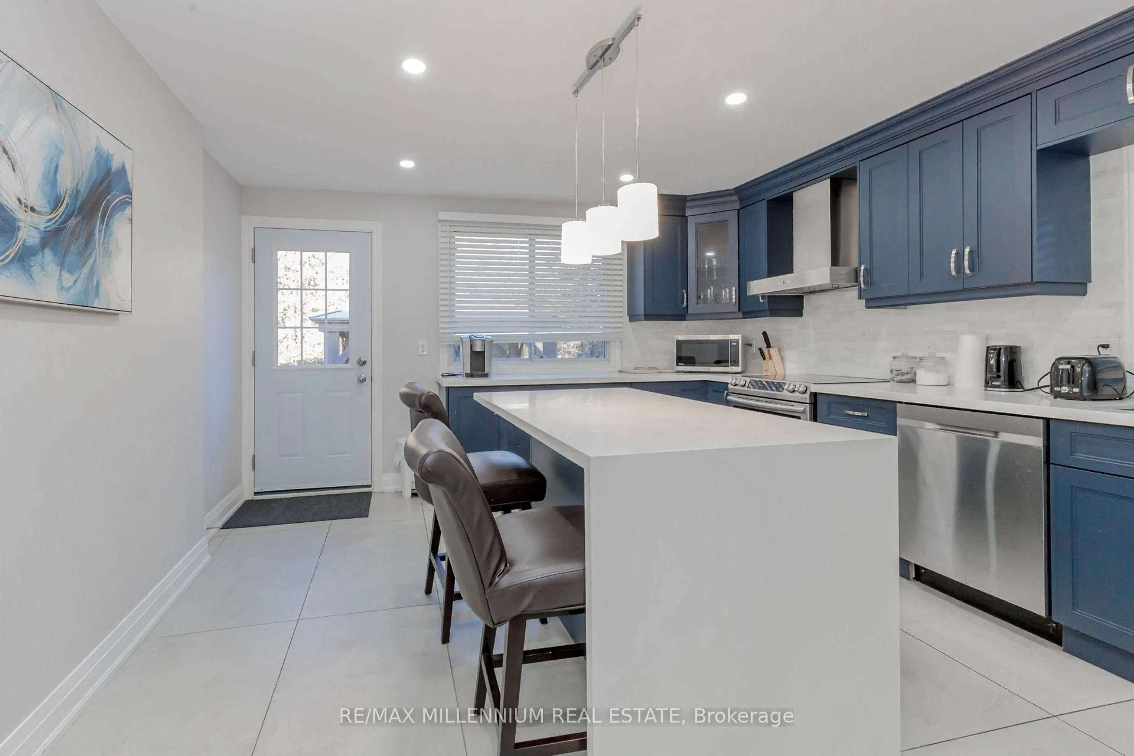 Open concept kitchen, ceramic/tile floor for 2085 Bridge Rd, Oakville Ontario L6L 2E8
