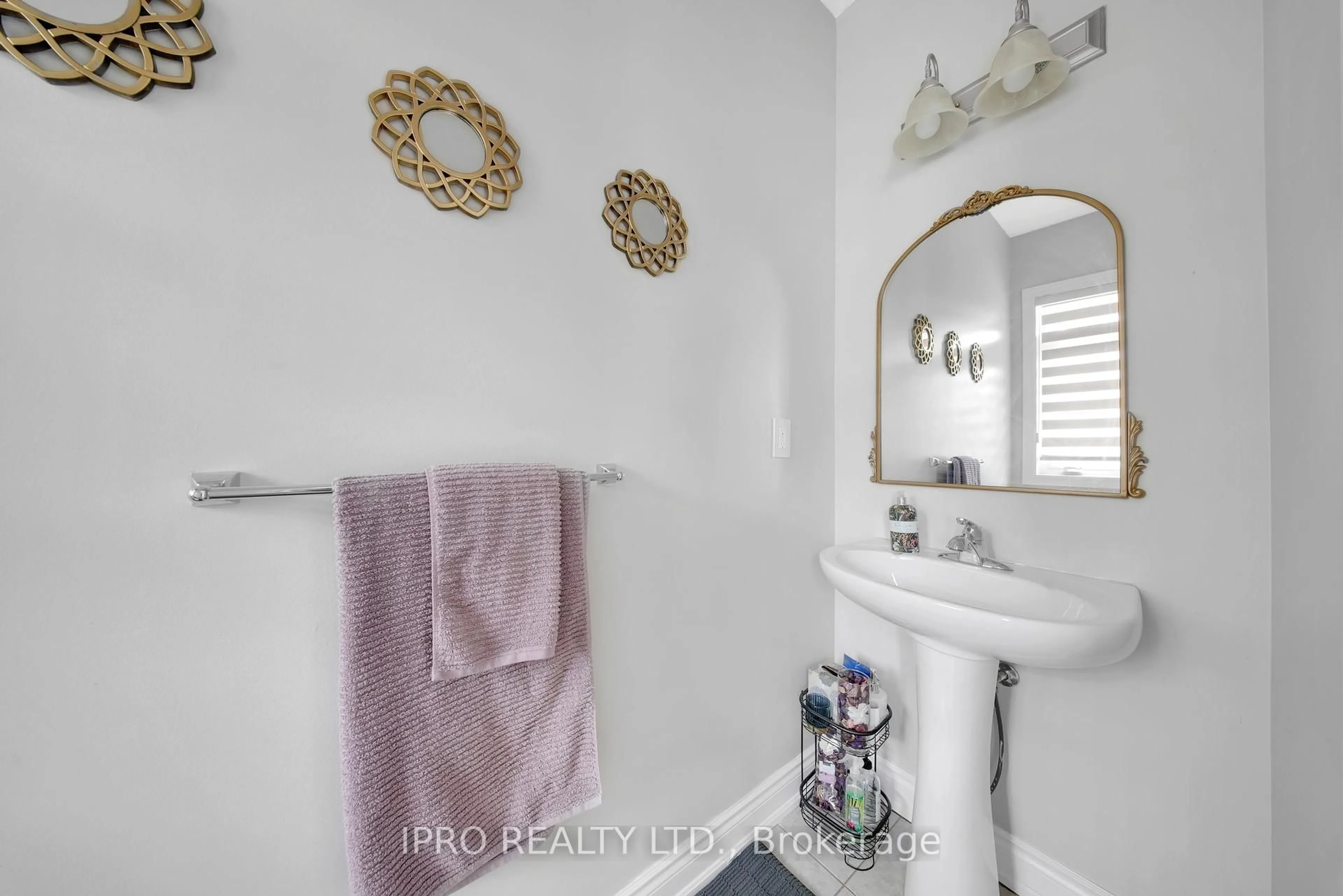 Standard bathroom, ceramic/tile floor for 12 Goodsway Tr, Brampton Ontario L7A 4A3