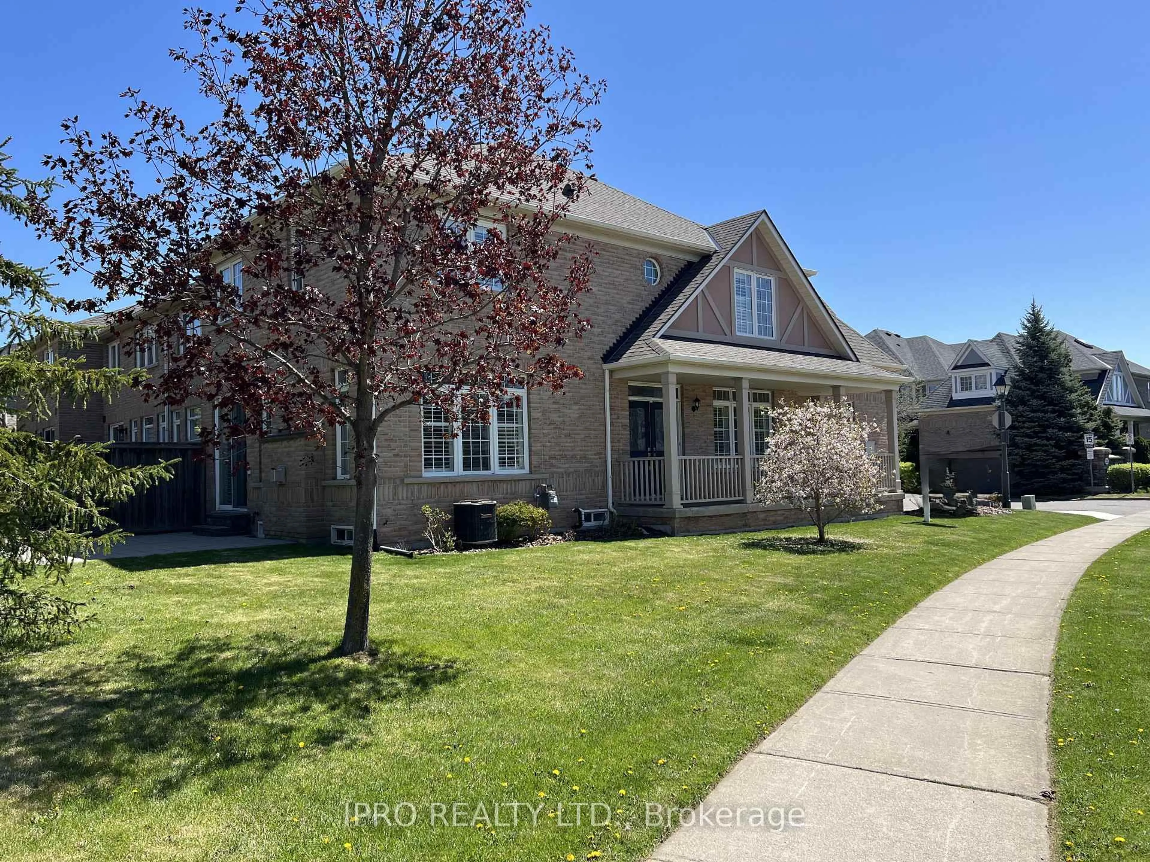 A pic from outside/outdoor area/front of a property/back of a property/a pic from drone, street for 2295 Rochester Circ #18, Oakville Ontario L6M 5C9
