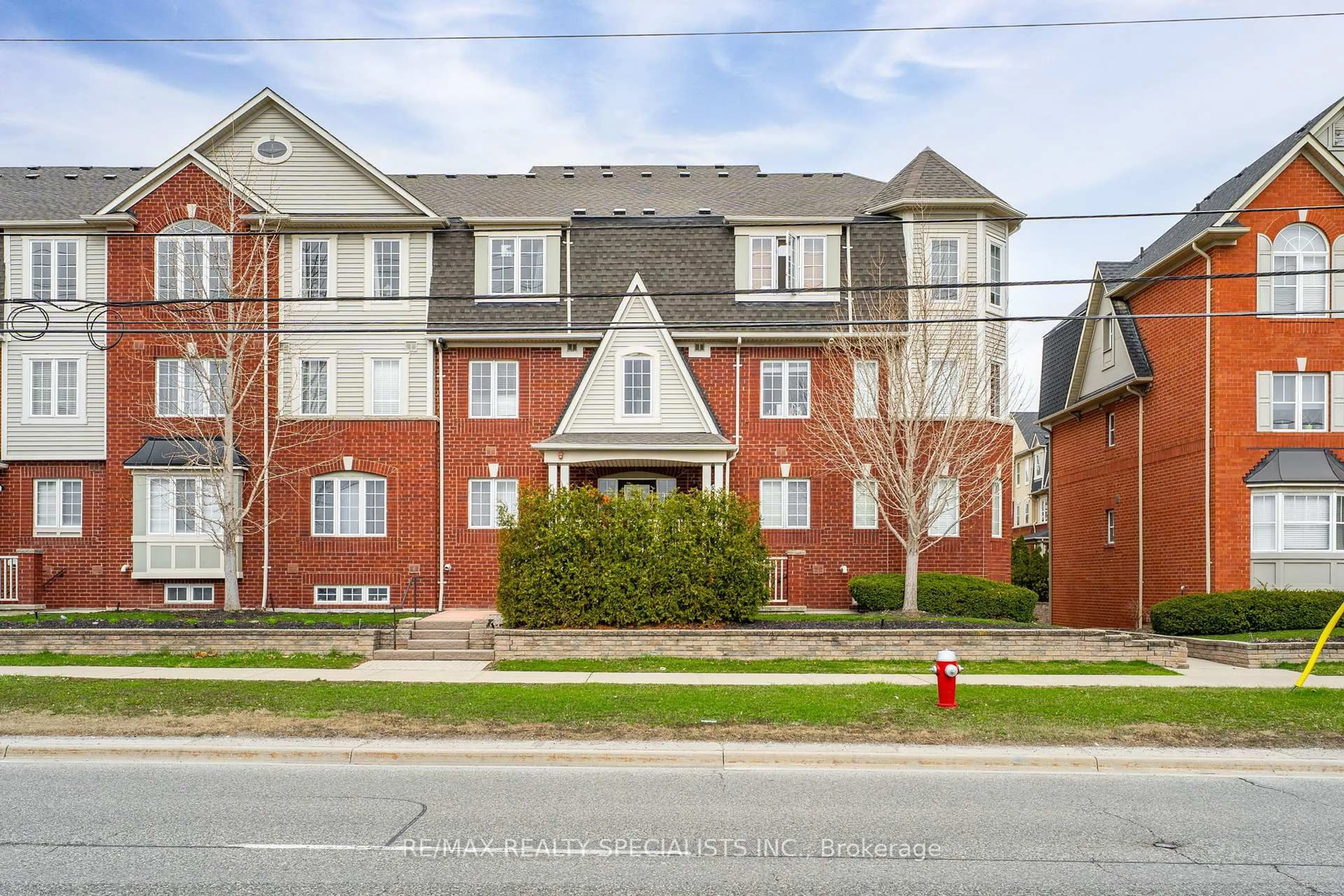 Home with brick exterior material, street for 575 Dundas St #1, Mississauga Ontario L5B 0B2
