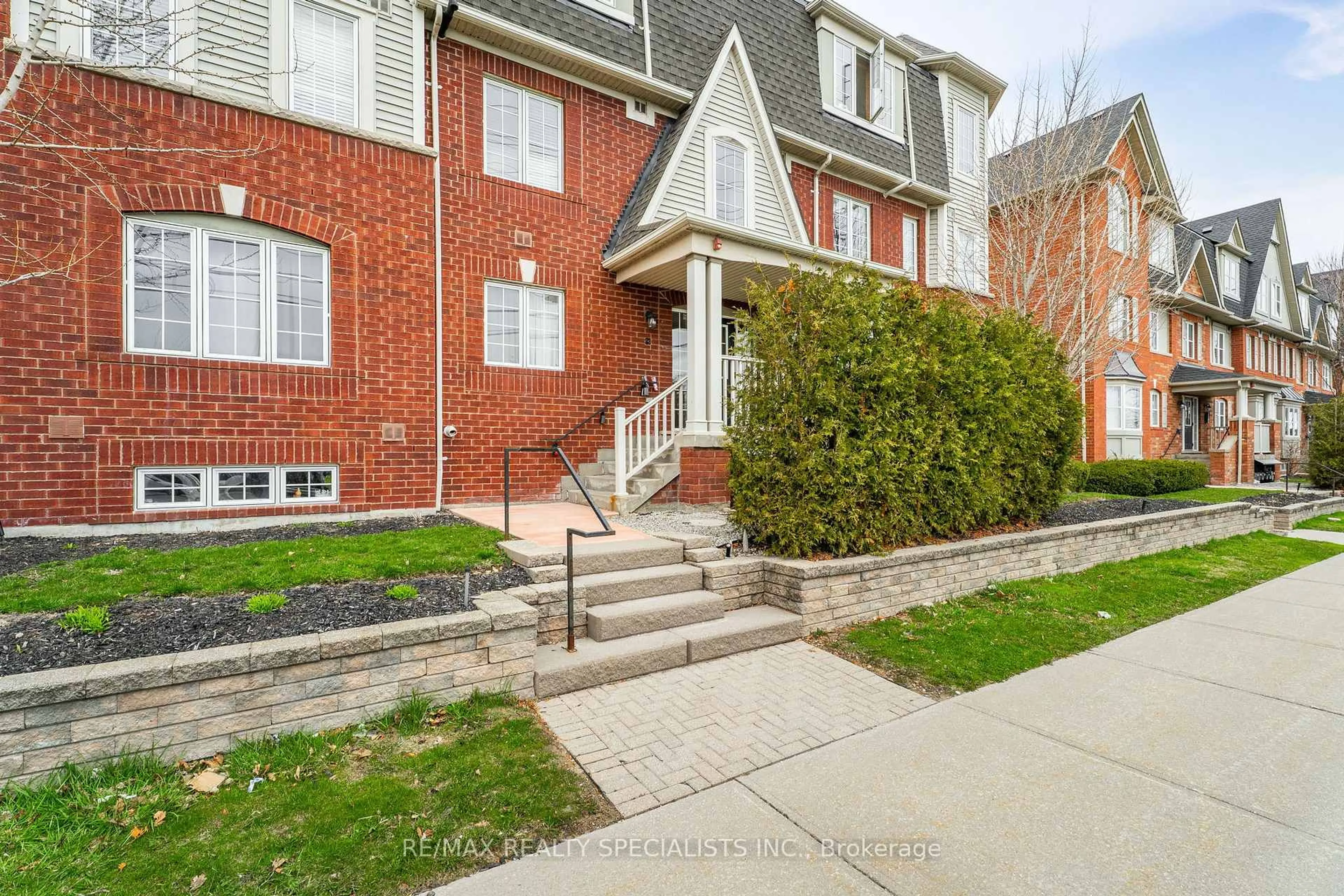 Home with brick exterior material, street for 575 Dundas St #1, Mississauga Ontario L5B 0B2