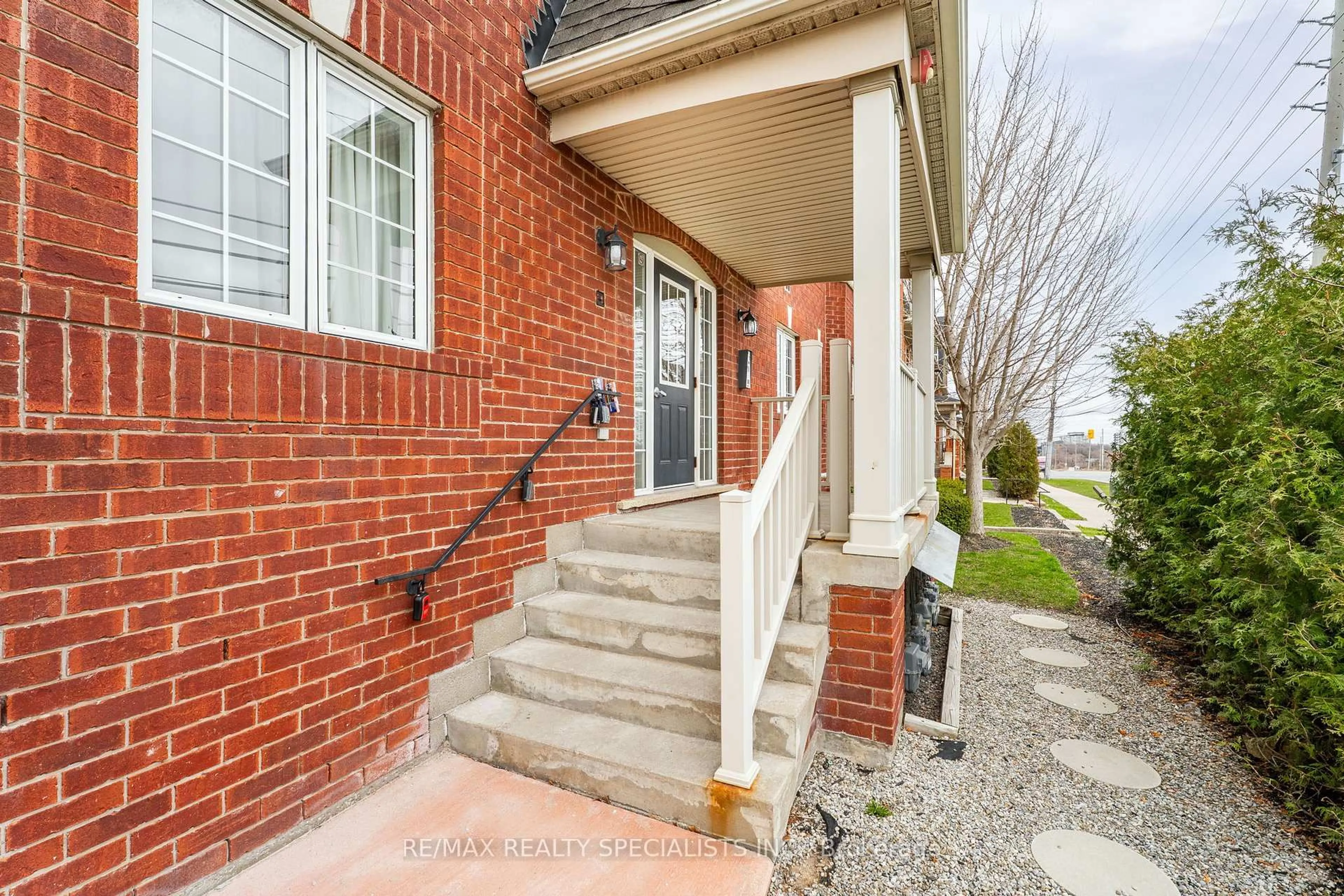 Home with brick exterior material, street for 575 Dundas St #1, Mississauga Ontario L5B 0B2