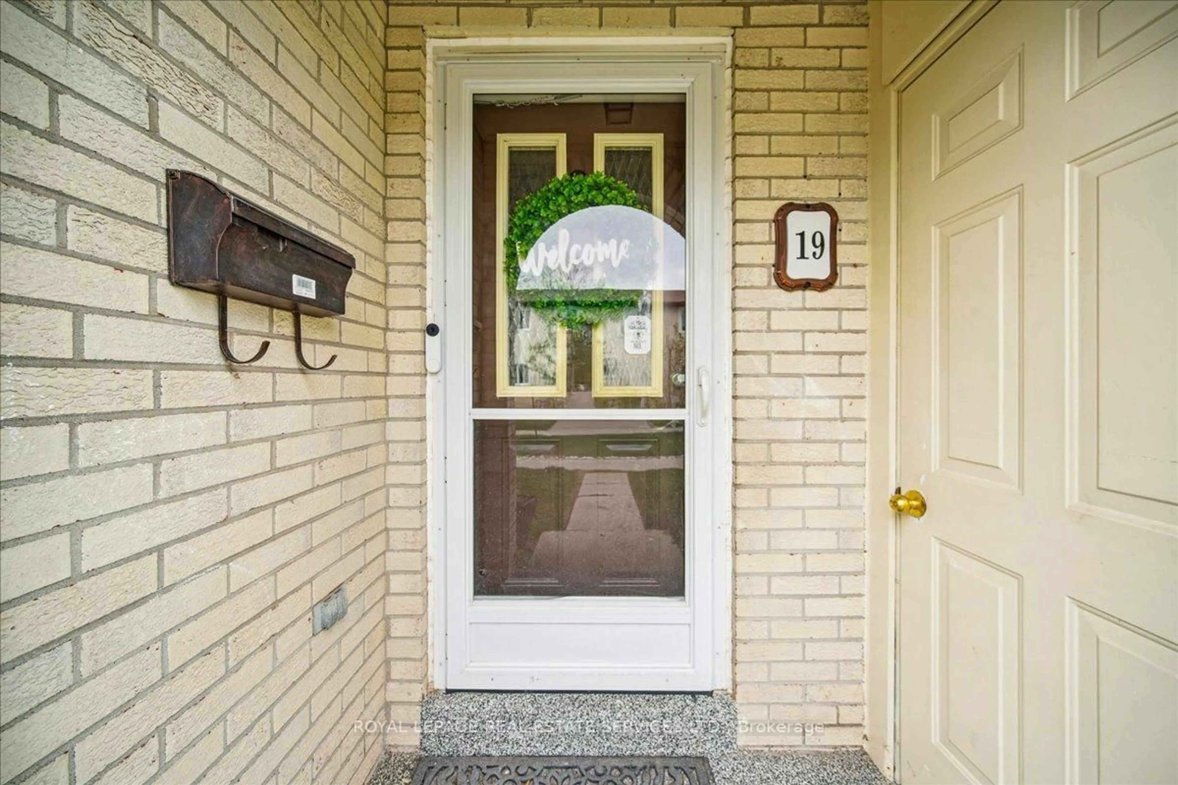 Indoor entryway for 1450 Sixth Line #19, Oakville Ontario L6H 1X7