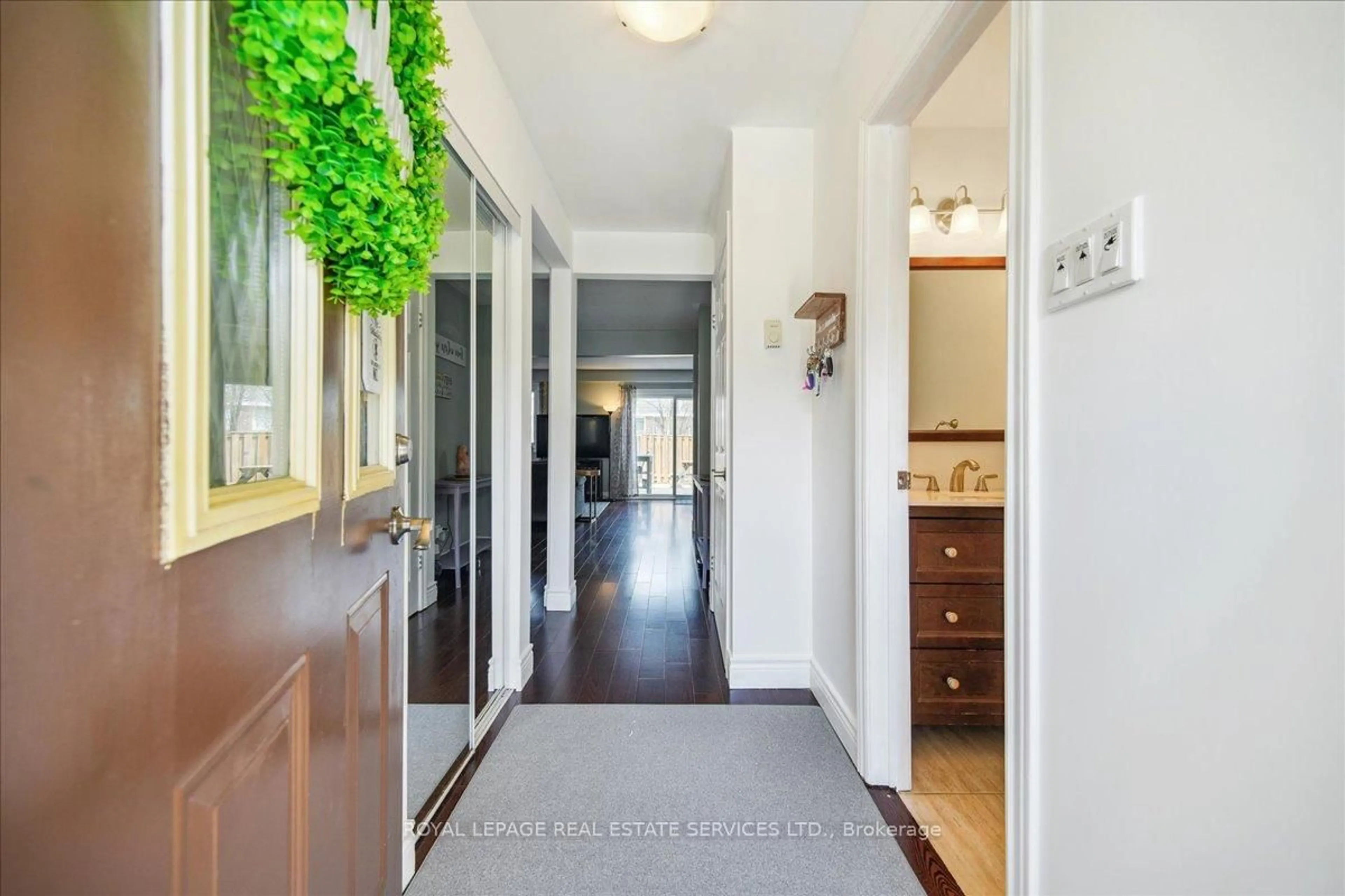 Indoor entryway for 1450 Sixth Line #19, Oakville Ontario L6H 1X7
