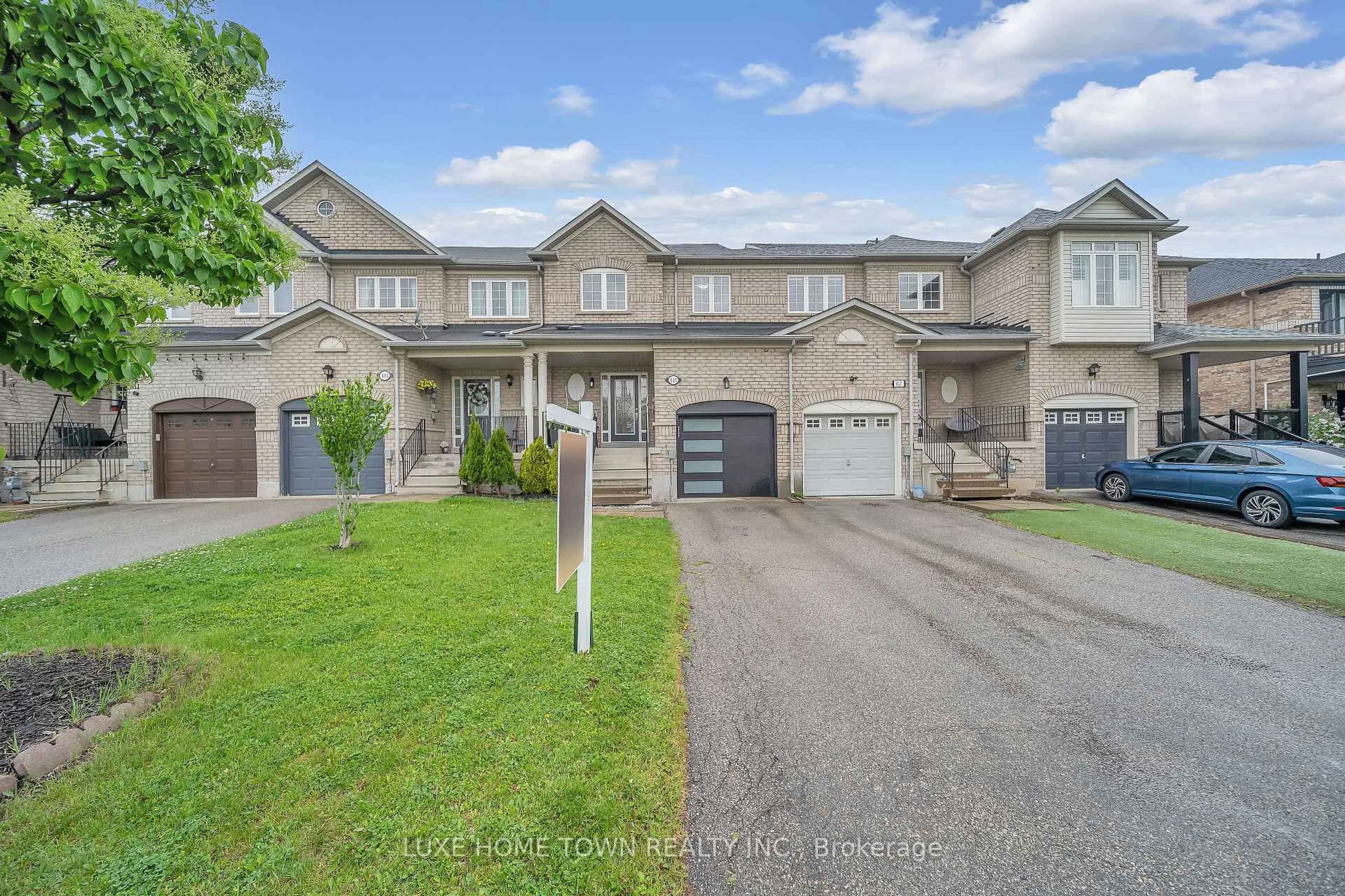 A pic from outside/outdoor area/front of a property/back of a property/a pic from drone, street for 615 Willmott Cres, Milton Ontario L9T 6E9