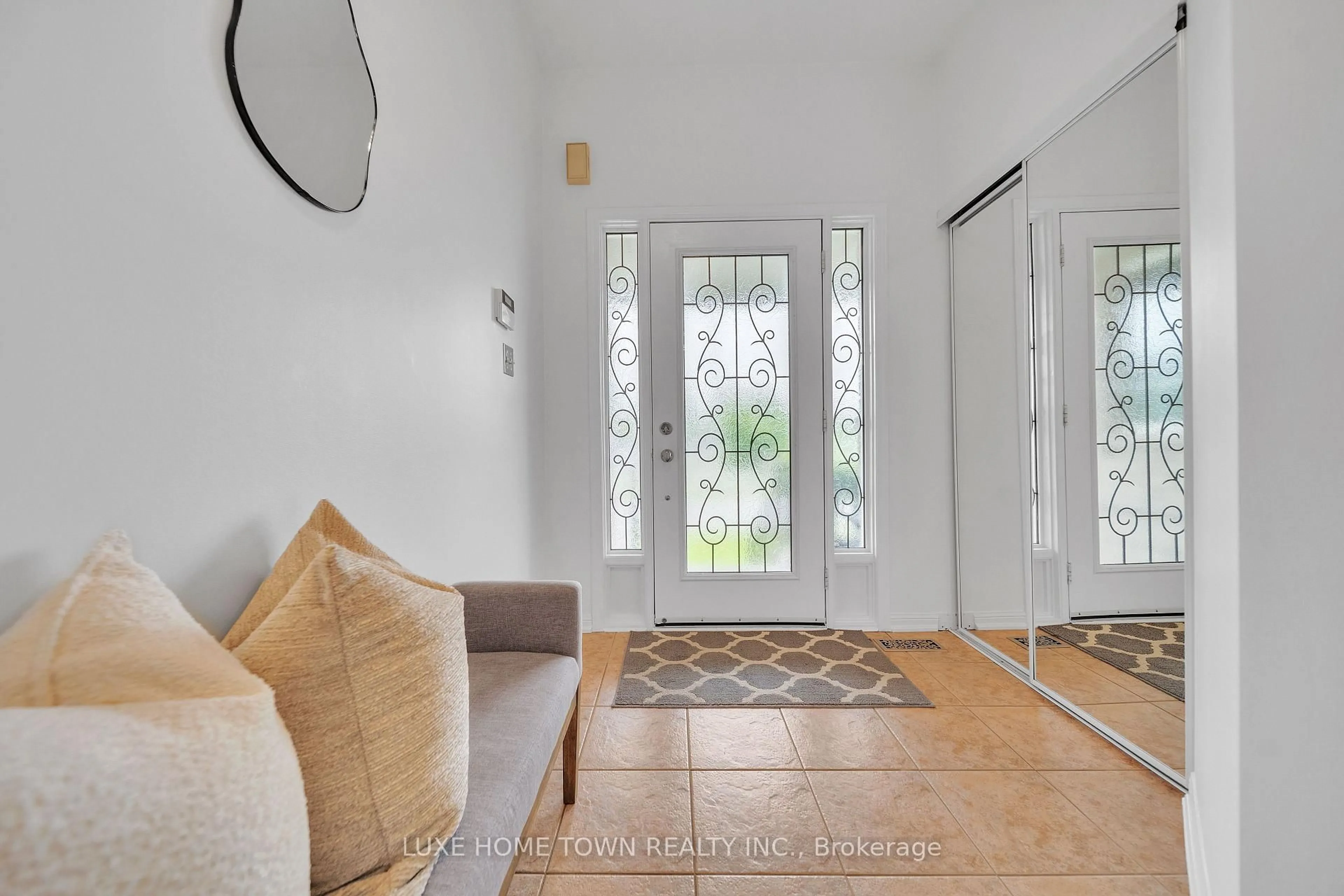Indoor entryway for 615 Willmott Cres, Milton Ontario L9T 6E9